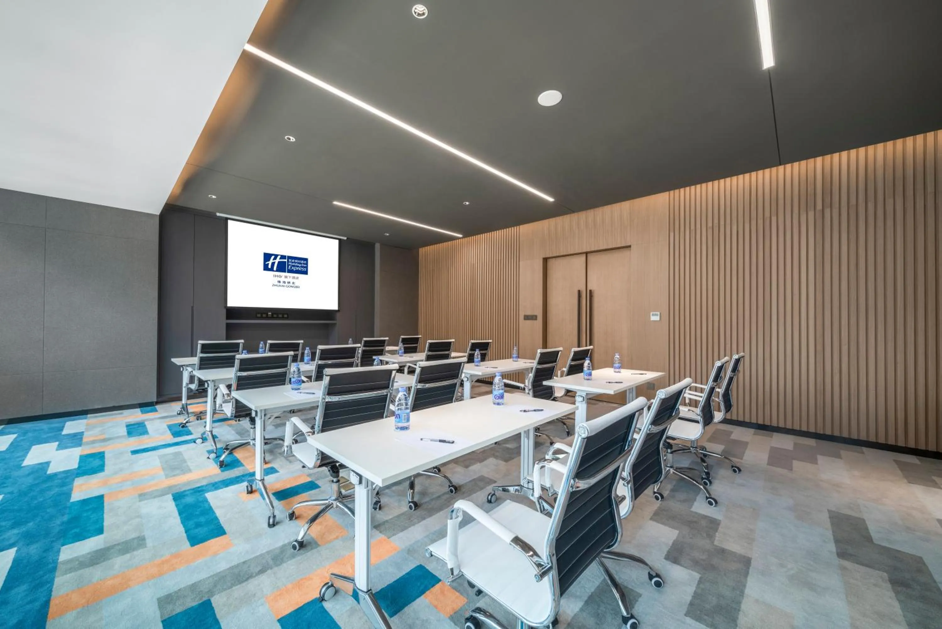 Meeting/conference room in Holiday Inn Express Zhuhai Gongbei by IHG