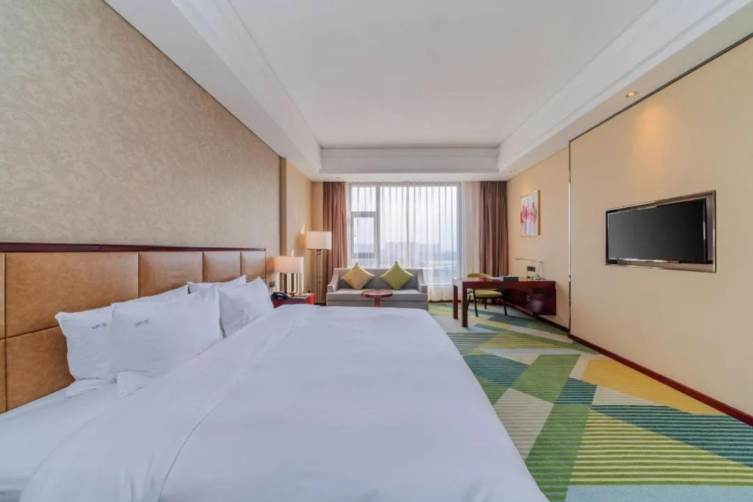 Photo of the whole room, Bed in Holiday Inn Foshan Nanhai Central by IHG