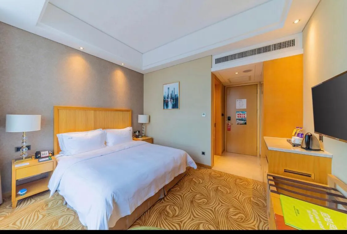 Photo of the whole room, Bed in Holiday Inn Foshan Nanhai Central by IHG