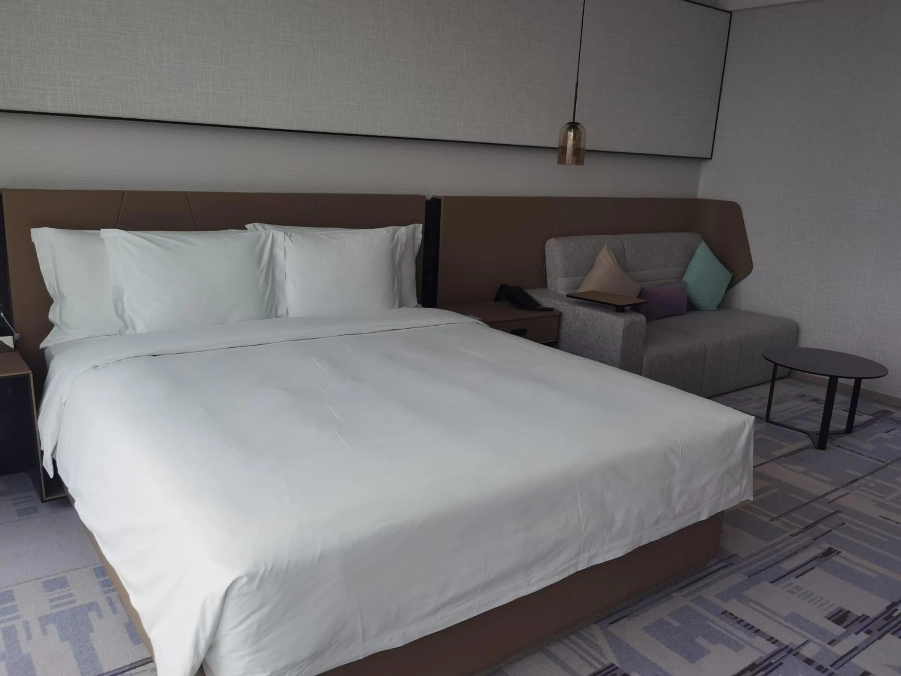 Bed in Crowne Plaza Dalian Xinghai by IHG