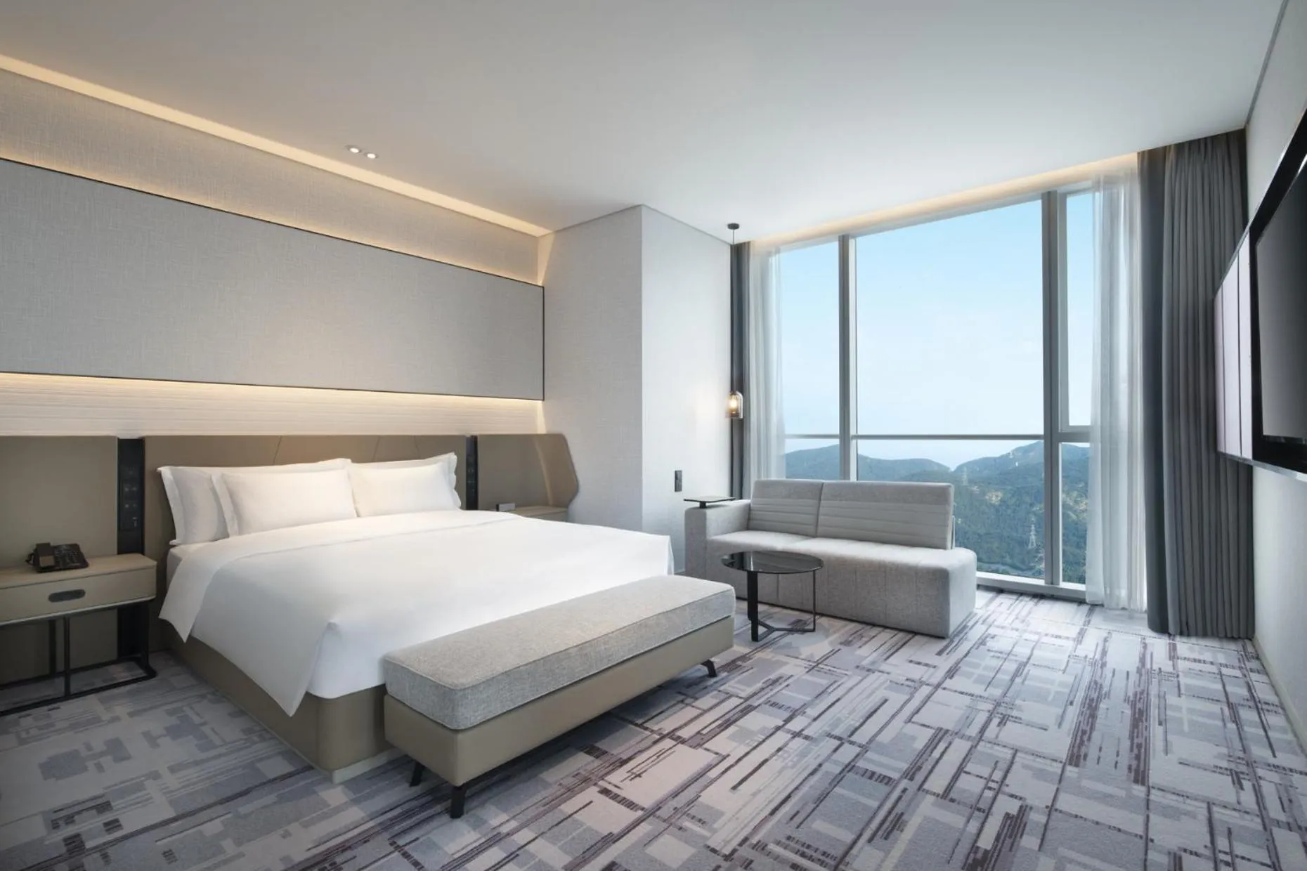 Bed in Crowne Plaza Dalian Xinghai by IHG