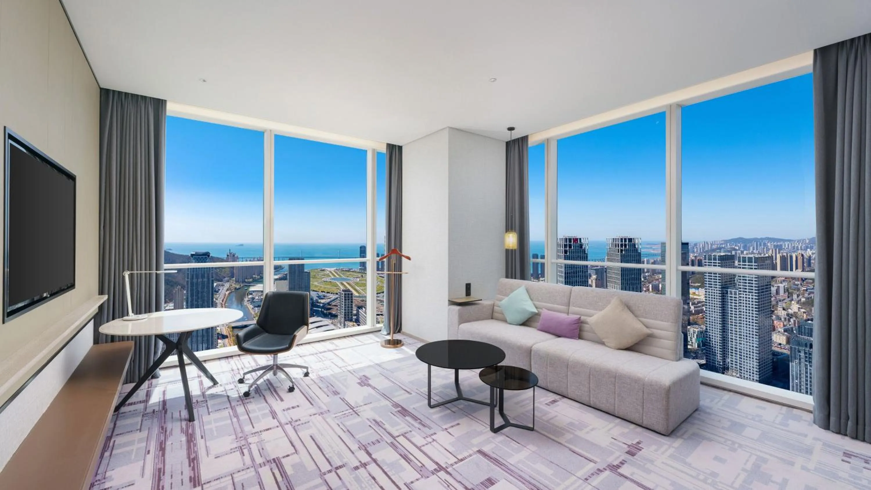 Photo of the whole room in Crowne Plaza Dalian Xinghai by IHG