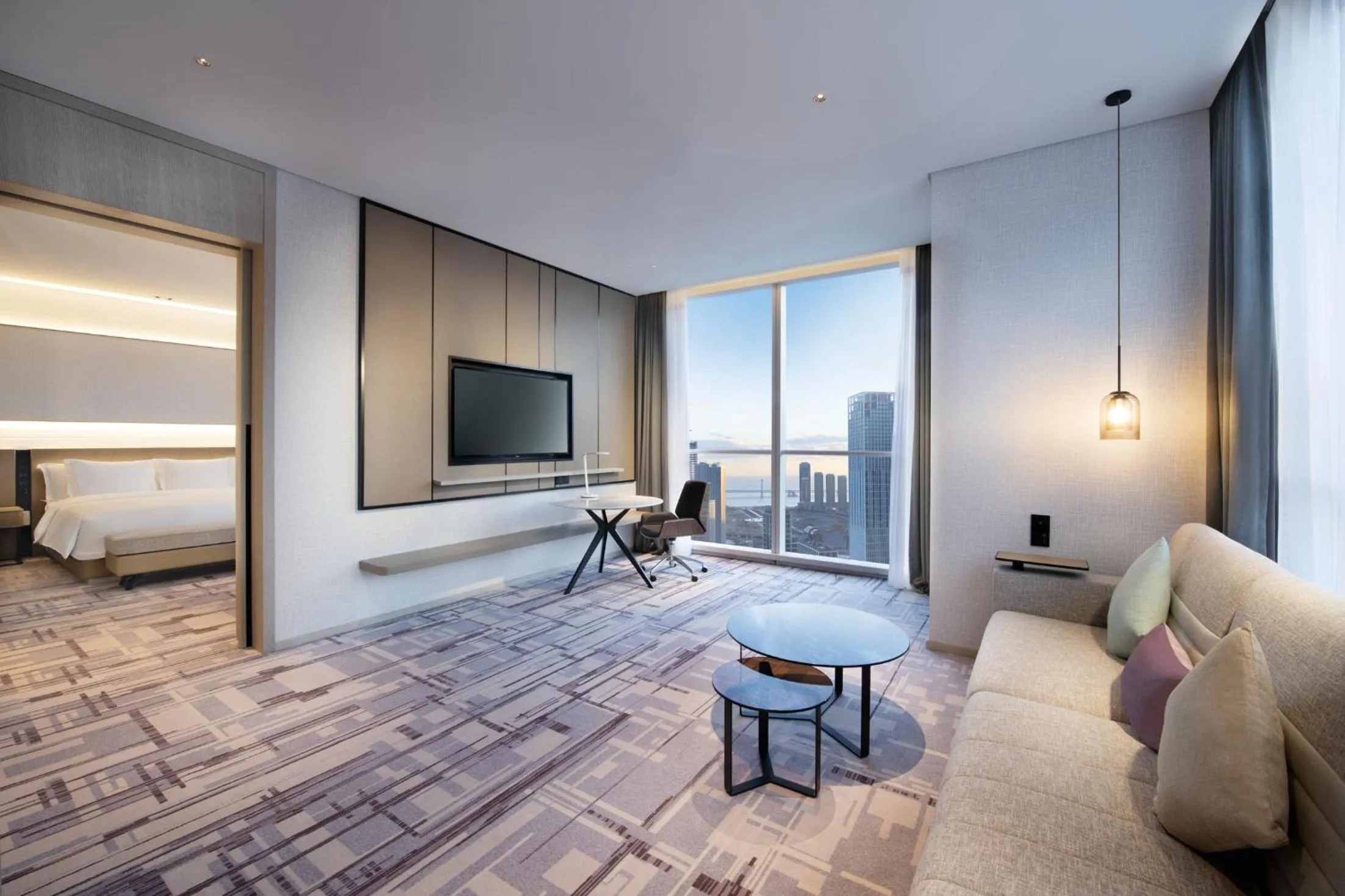 Bed in Crowne Plaza Dalian Xinghai by IHG