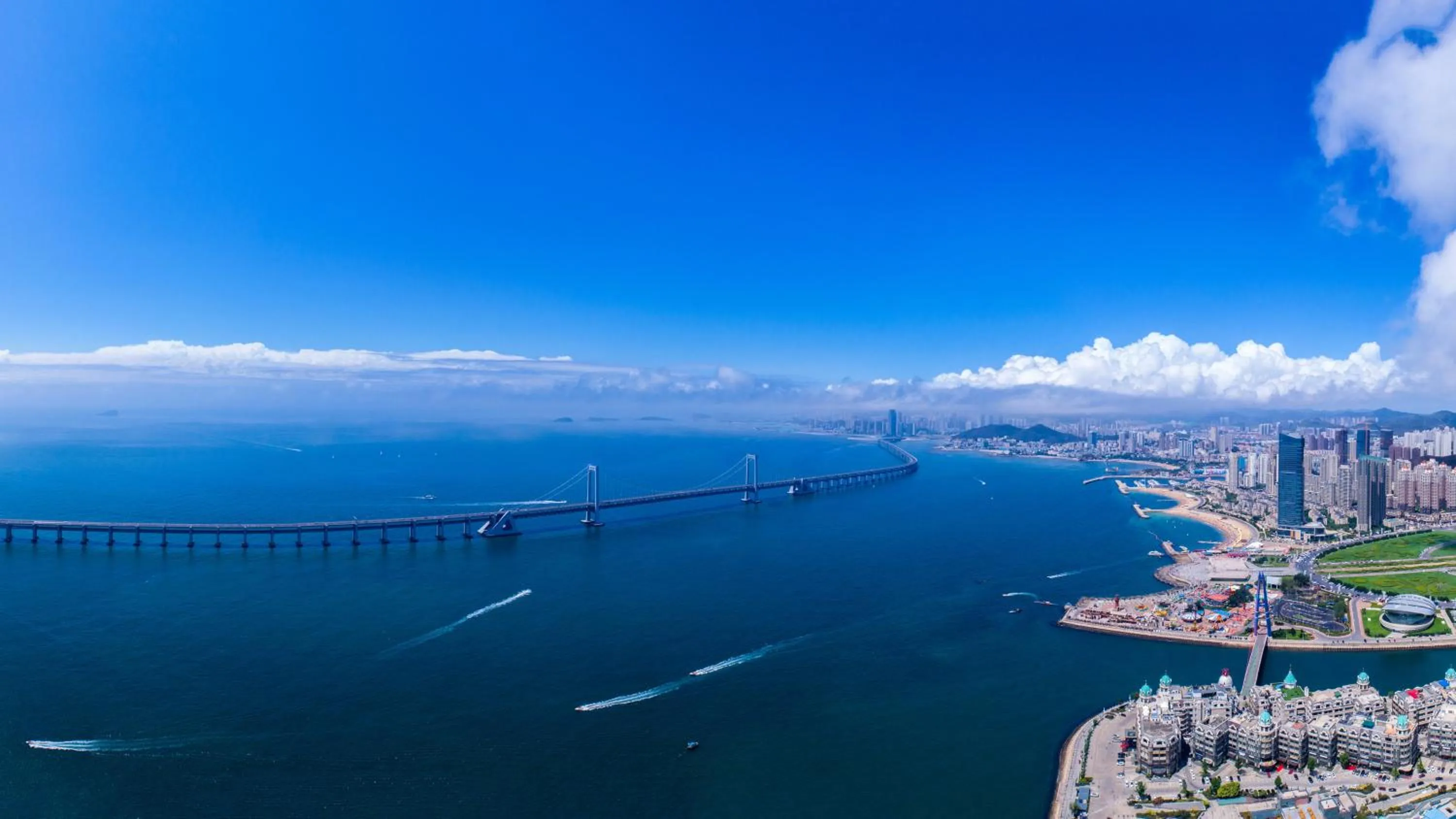 Area and facilities in Crowne Plaza Dalian Xinghai by IHG