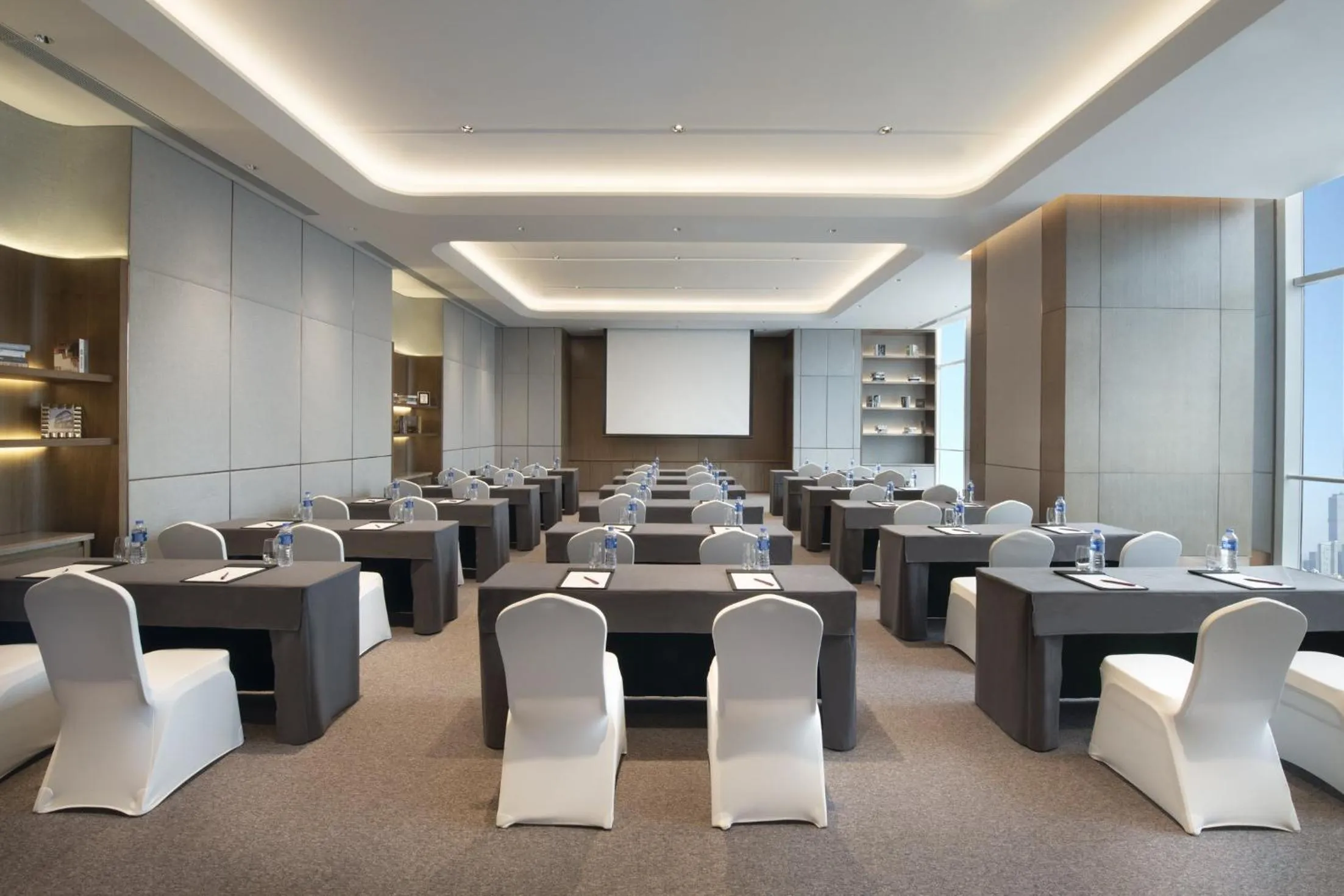 Meeting/conference room in Crowne Plaza Dalian Xinghai by IHG
