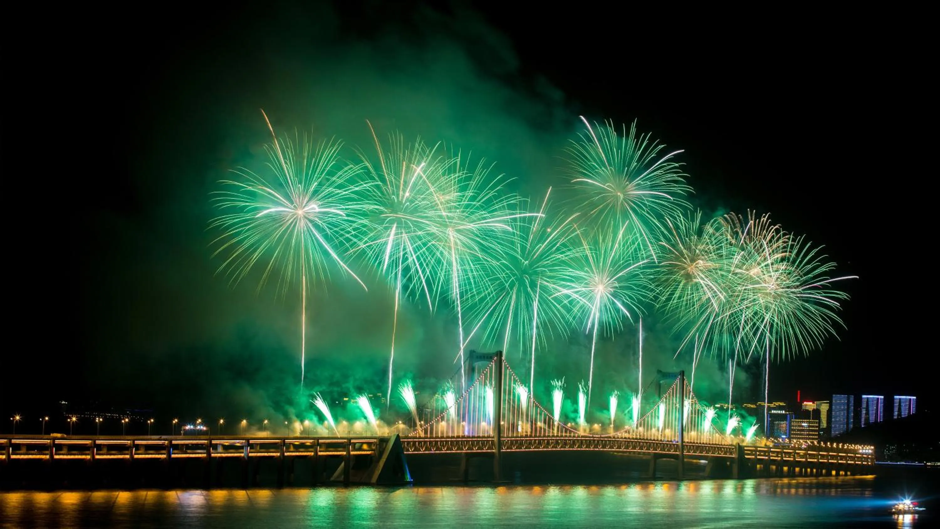 Area and facilities in Crowne Plaza Dalian Xinghai by IHG