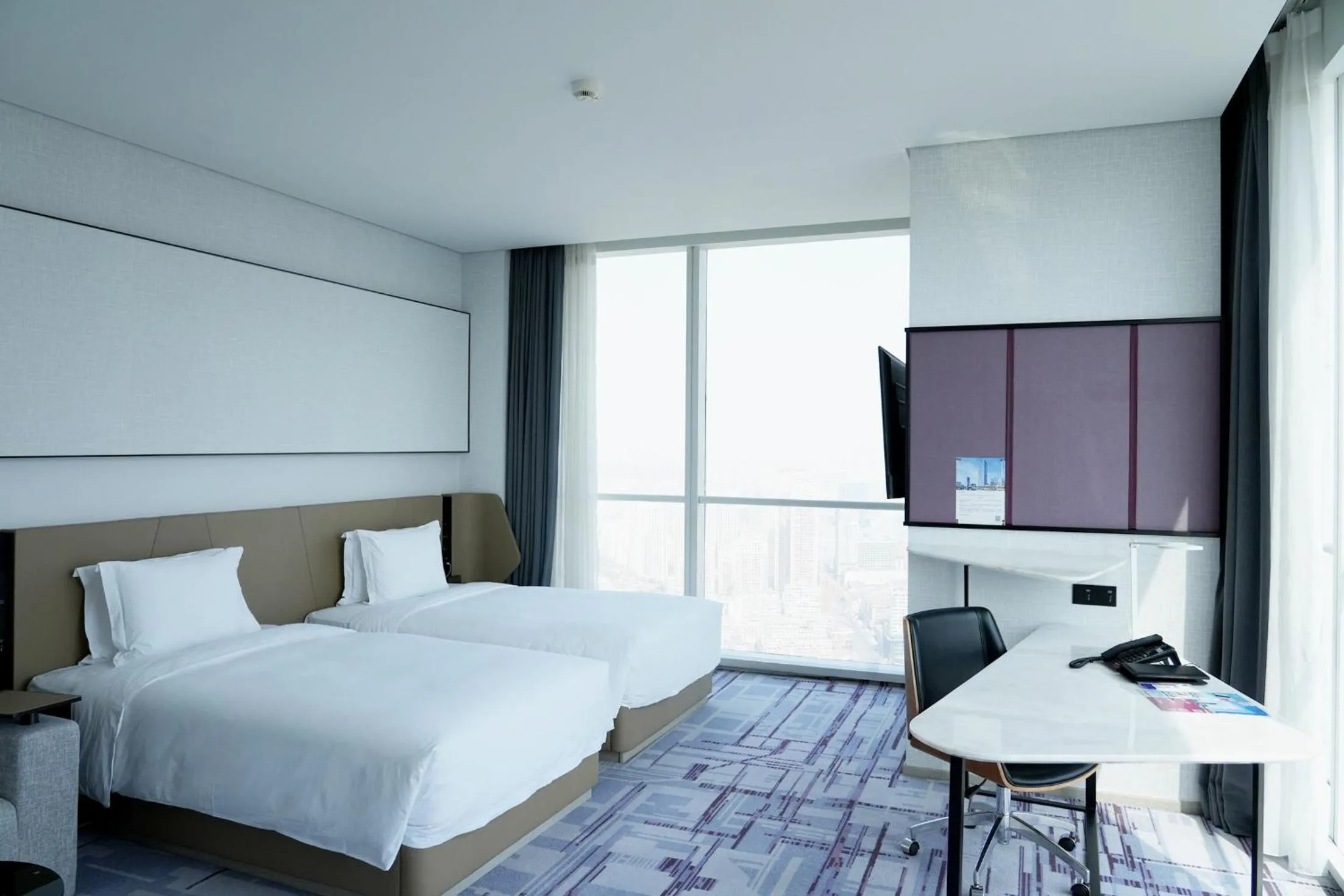 Photo of the whole room, Bed in Crowne Plaza Dalian Xinghai by IHG