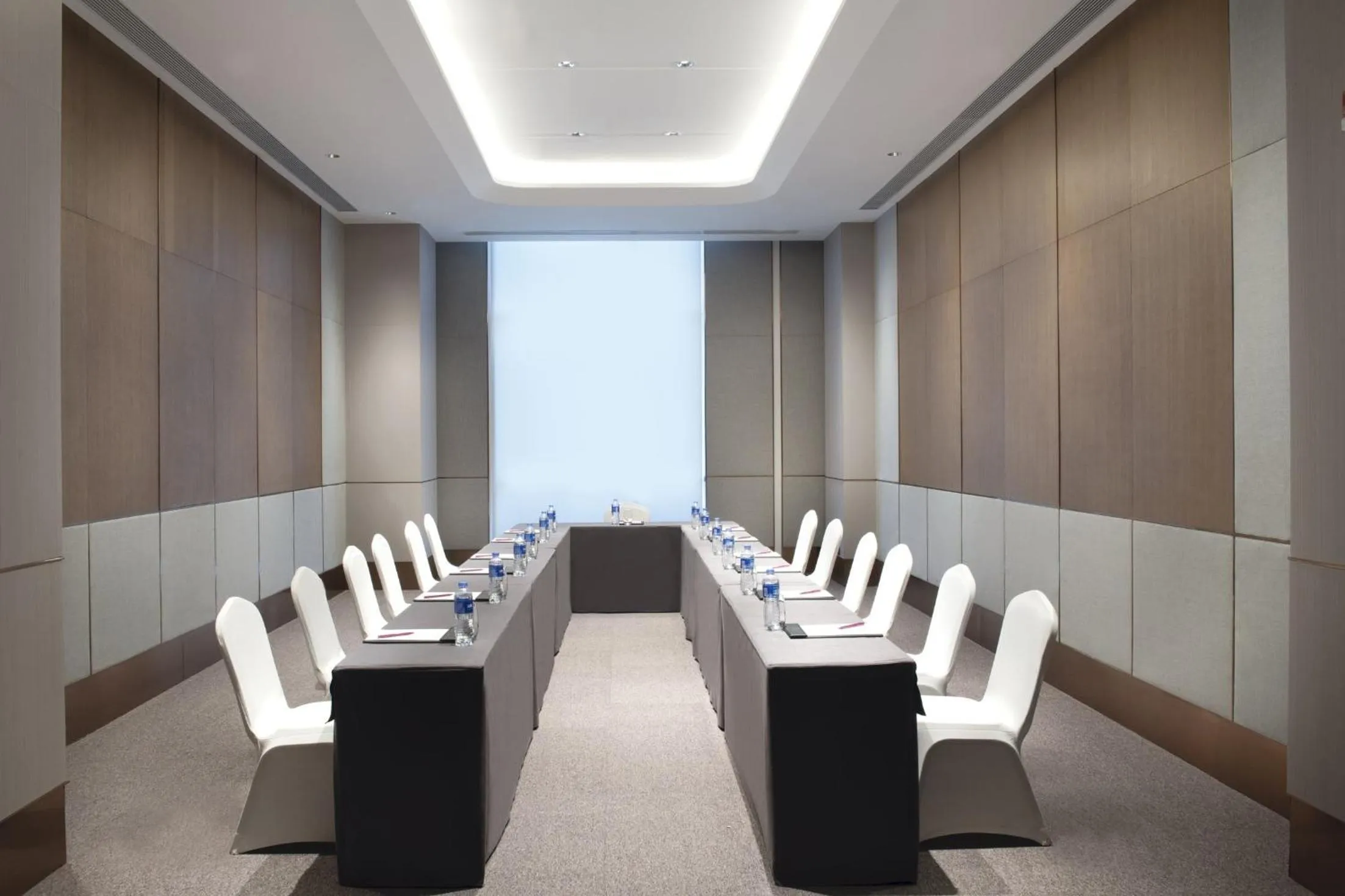 Meeting/conference room in Crowne Plaza Dalian Xinghai by IHG