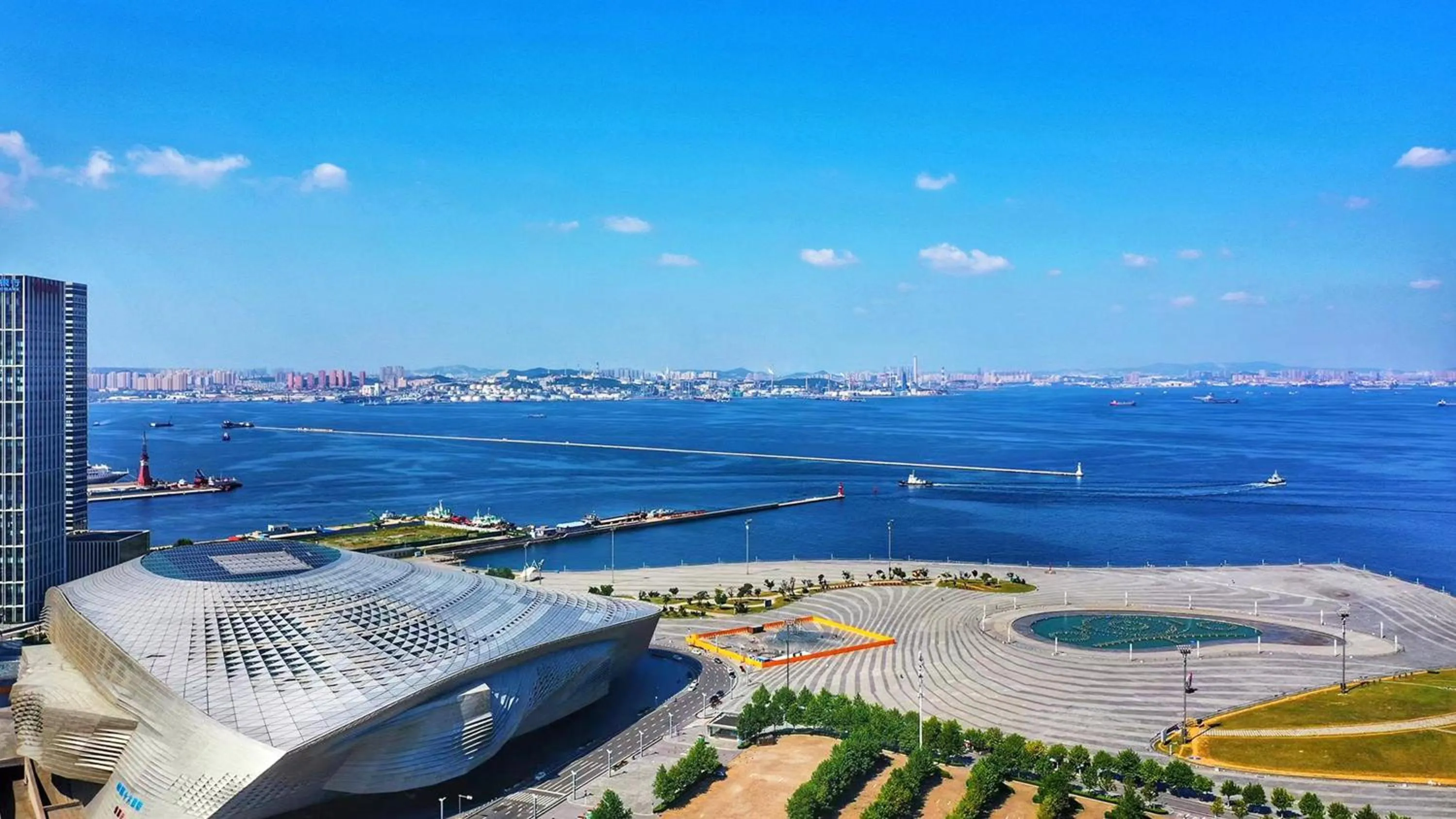 Area and facilities in Crowne Plaza Dalian Xinghai by IHG