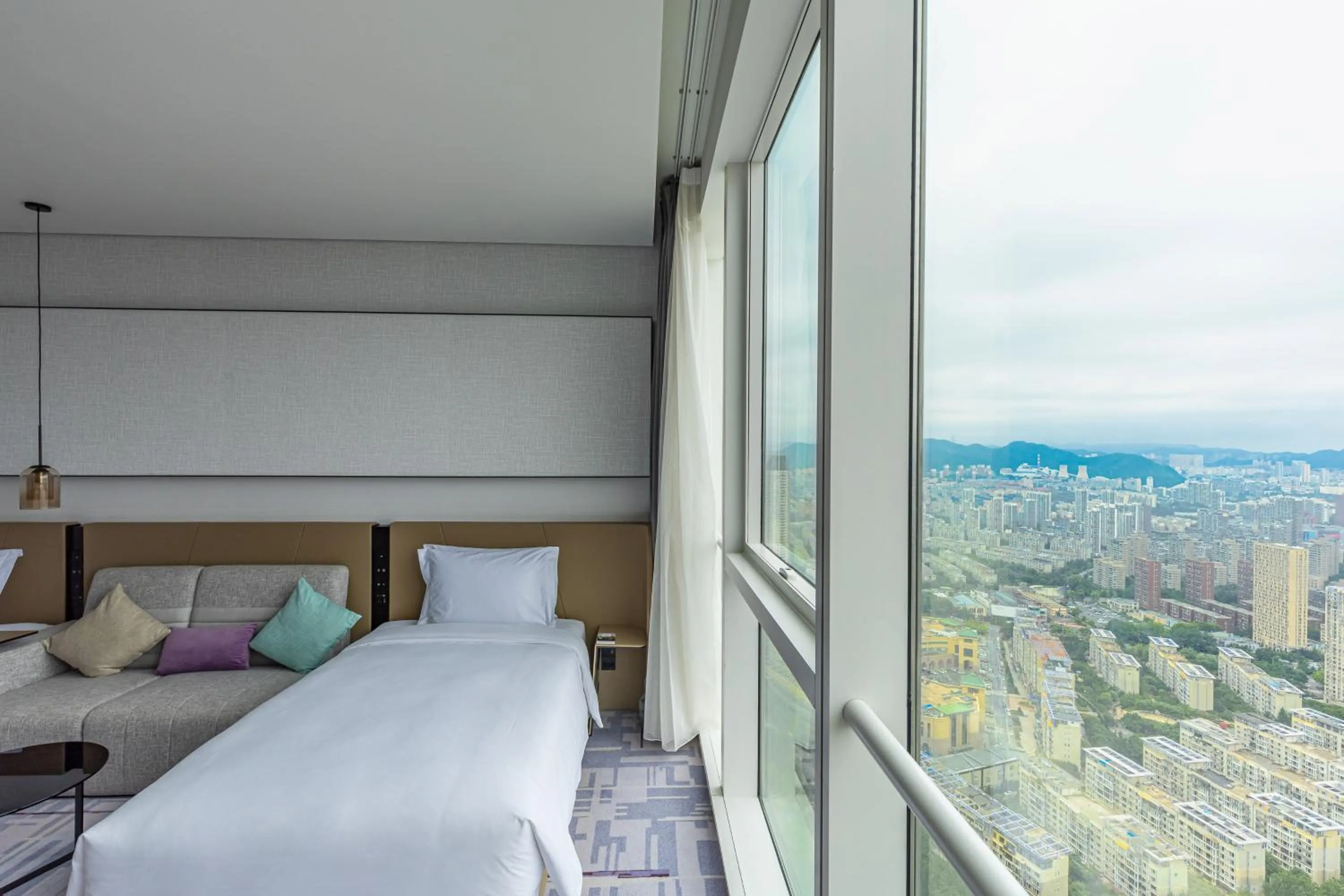 Bed in Crowne Plaza Dalian Xinghai by IHG