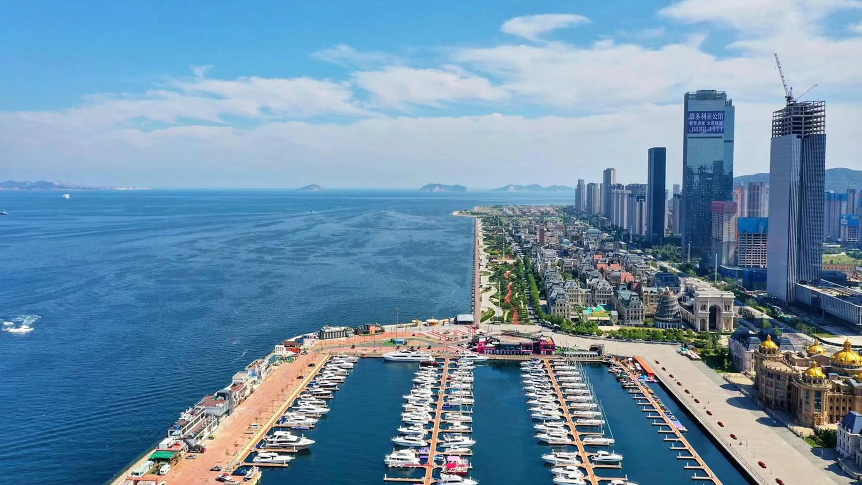 Area and facilities in Crowne Plaza Dalian Xinghai by IHG