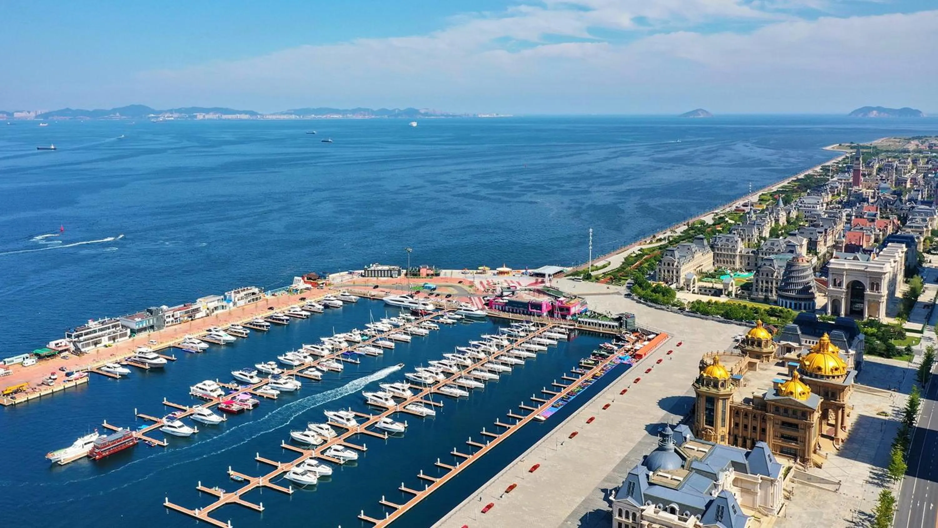 Area and facilities in Crowne Plaza Dalian Xinghai by IHG