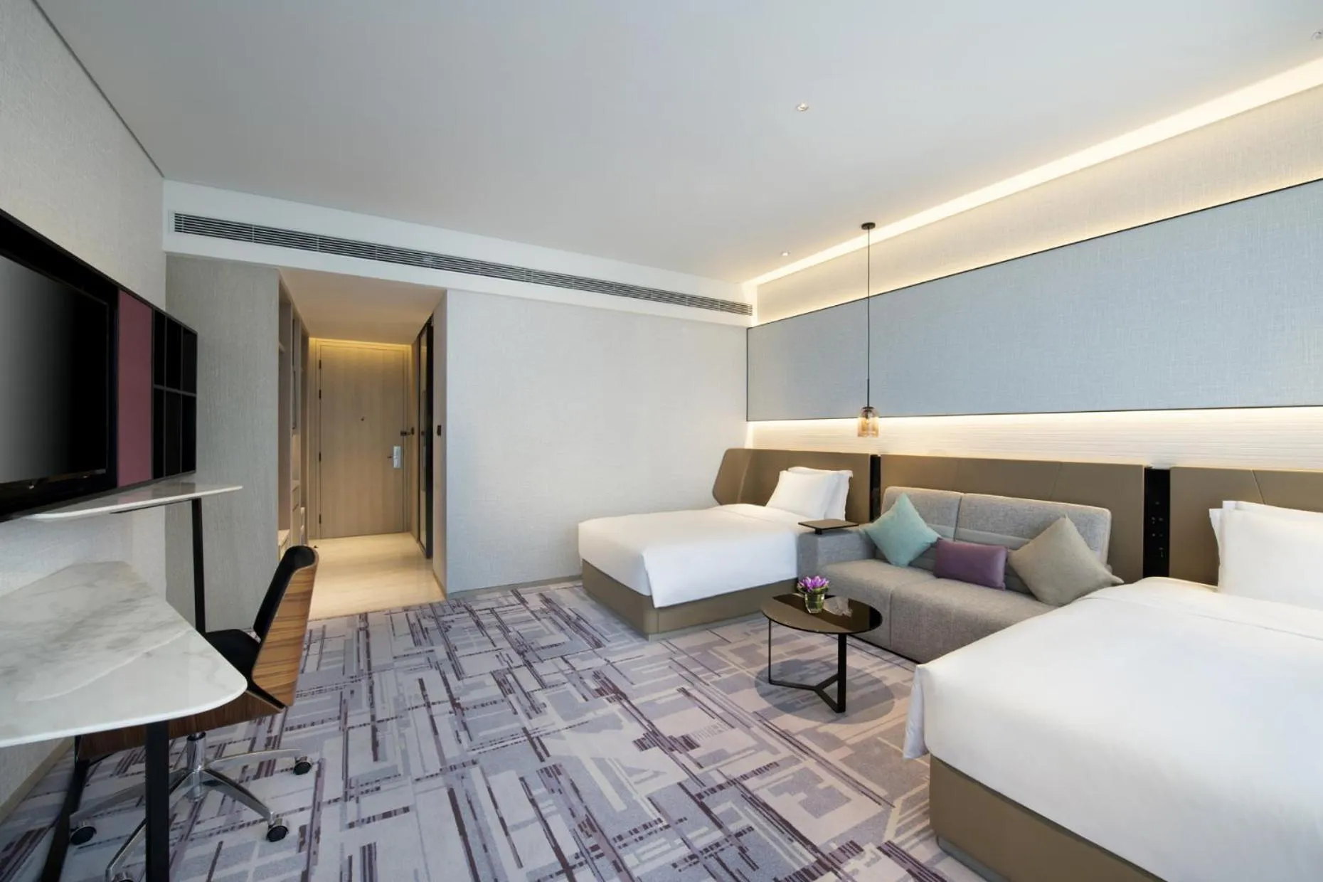 Bed in Crowne Plaza Dalian Xinghai by IHG