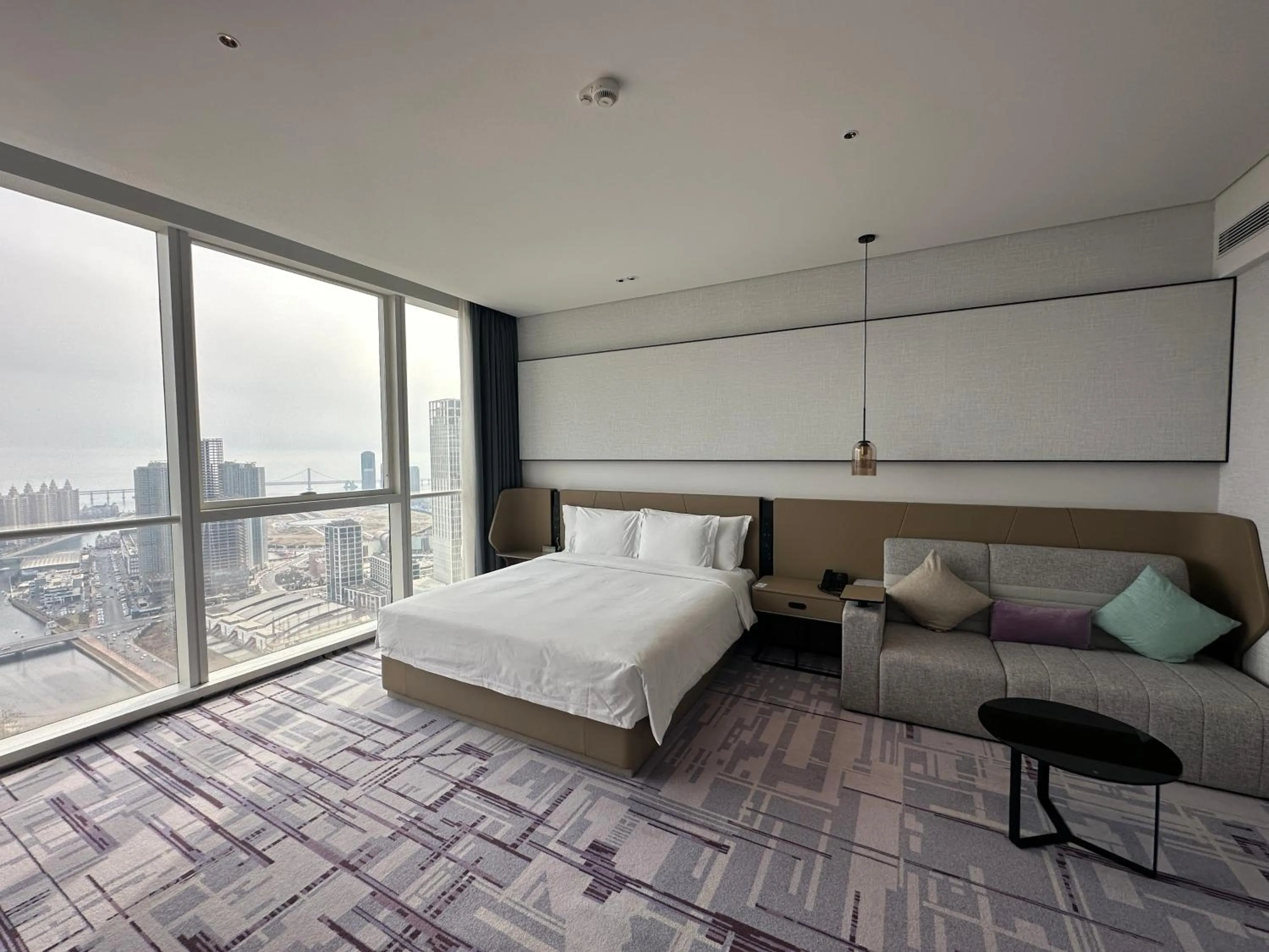 Bed in Crowne Plaza Dalian Xinghai by IHG