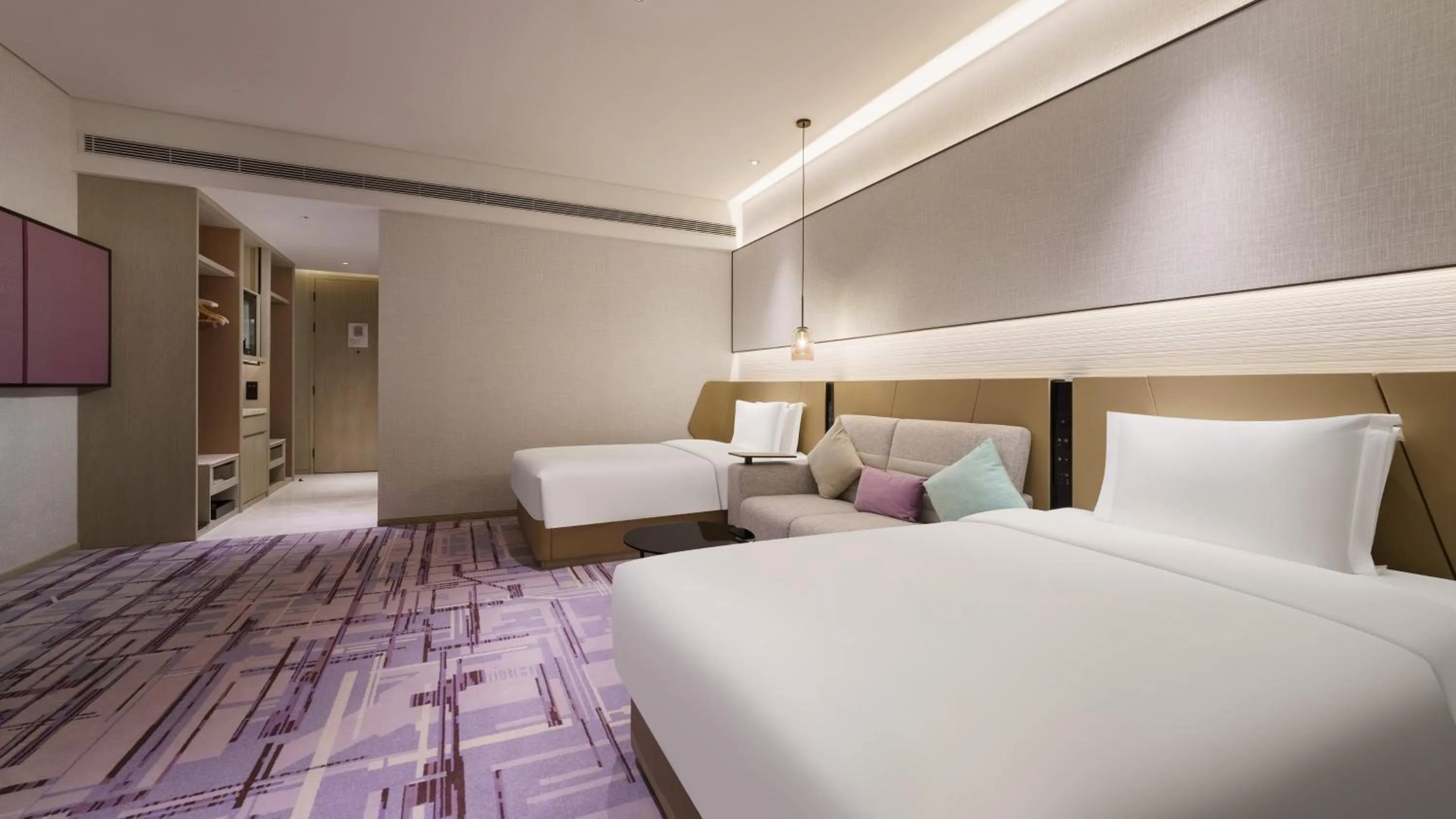 Photo of the whole room, Bed in Crowne Plaza Dalian Xinghai by IHG