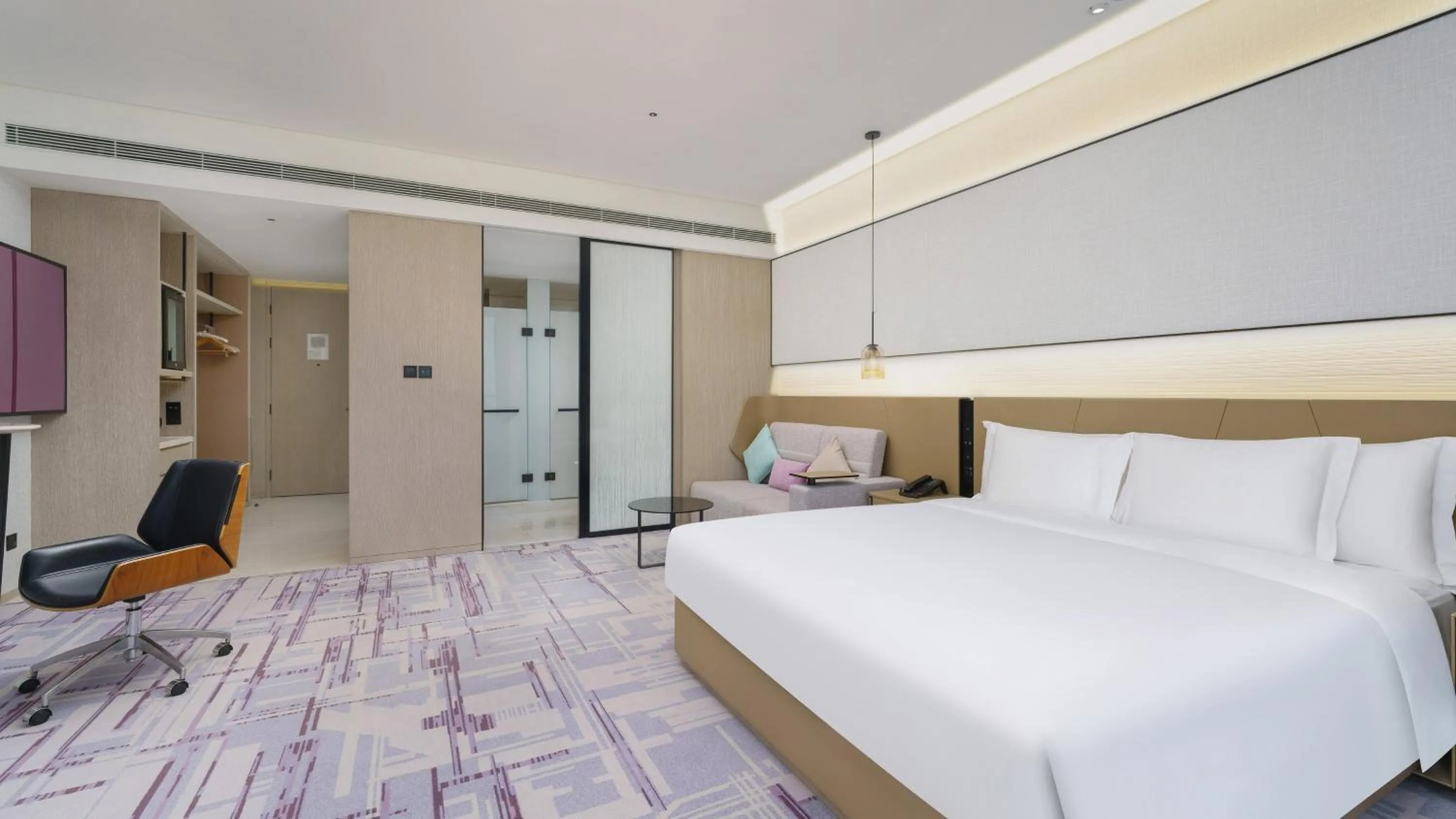 Photo of the whole room, Bed in Crowne Plaza Dalian Xinghai by IHG