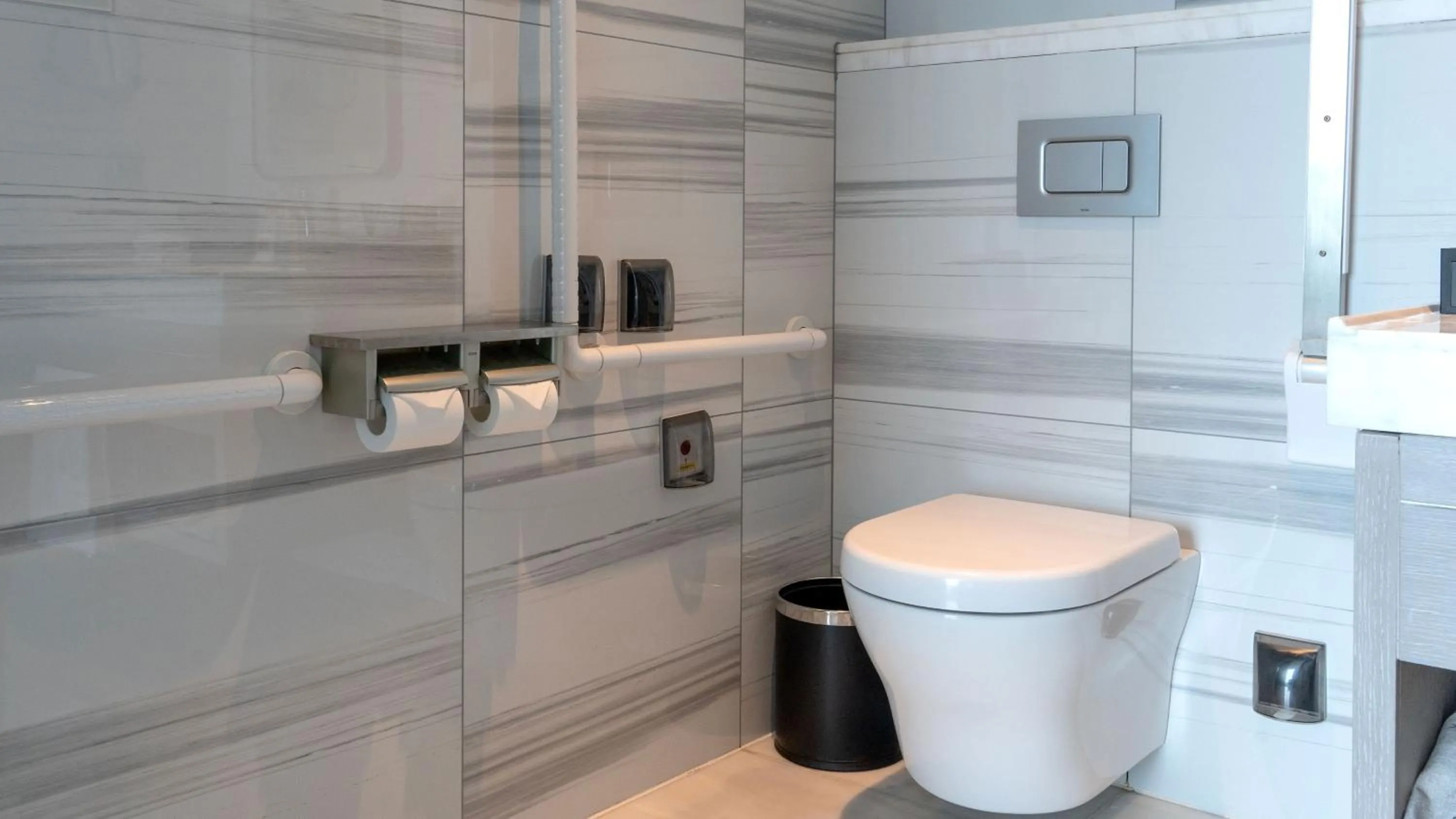 Bathroom in Crowne Plaza Dalian Xinghai by IHG