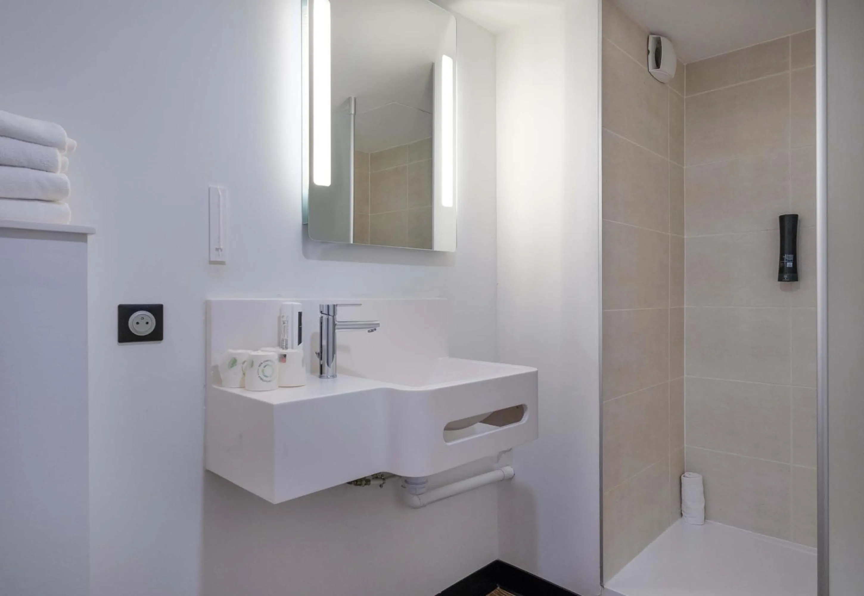 Bathroom in B&B HOTEL Nice Aéroport Arenas