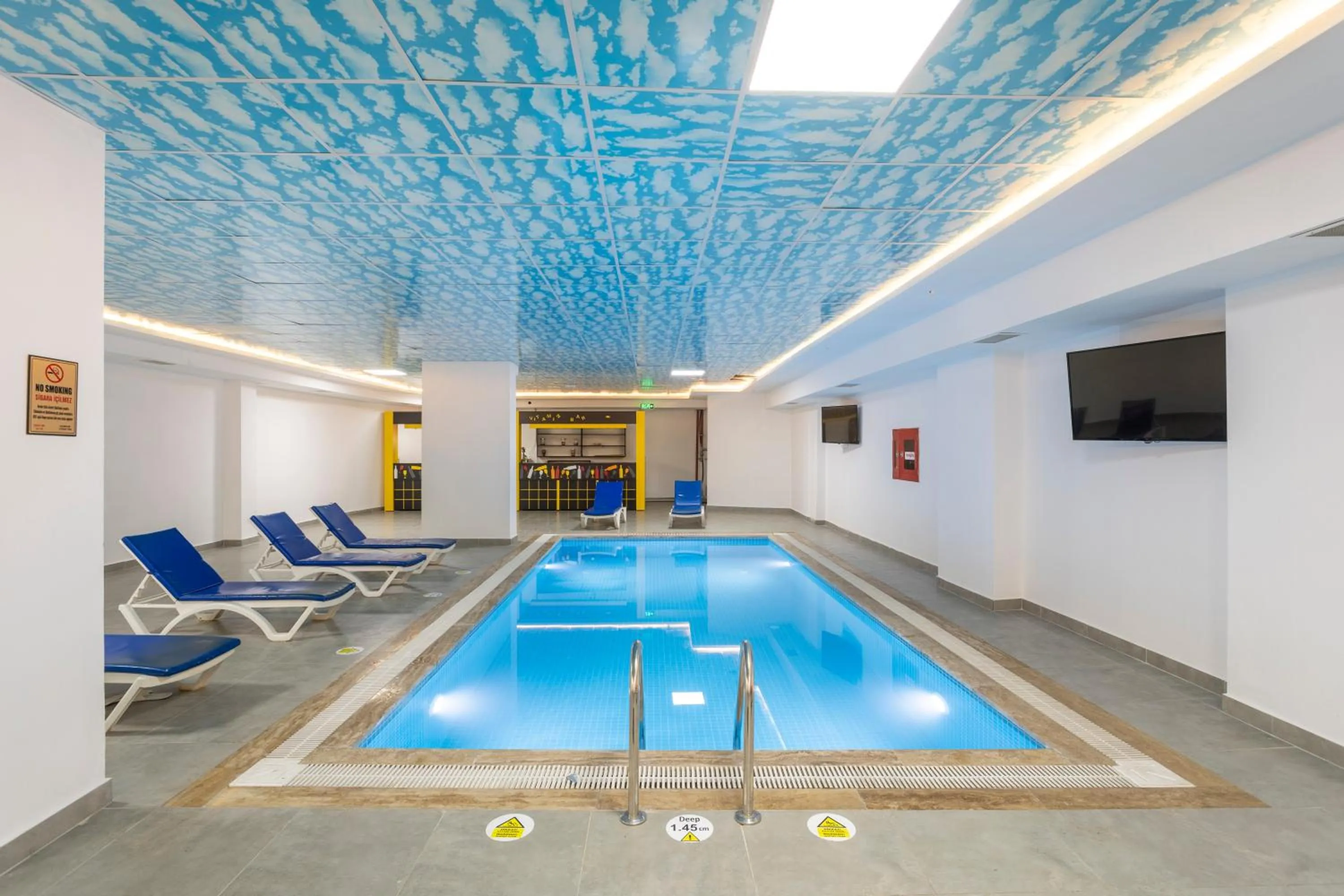 Swimming pool in TAMARA Business Otel