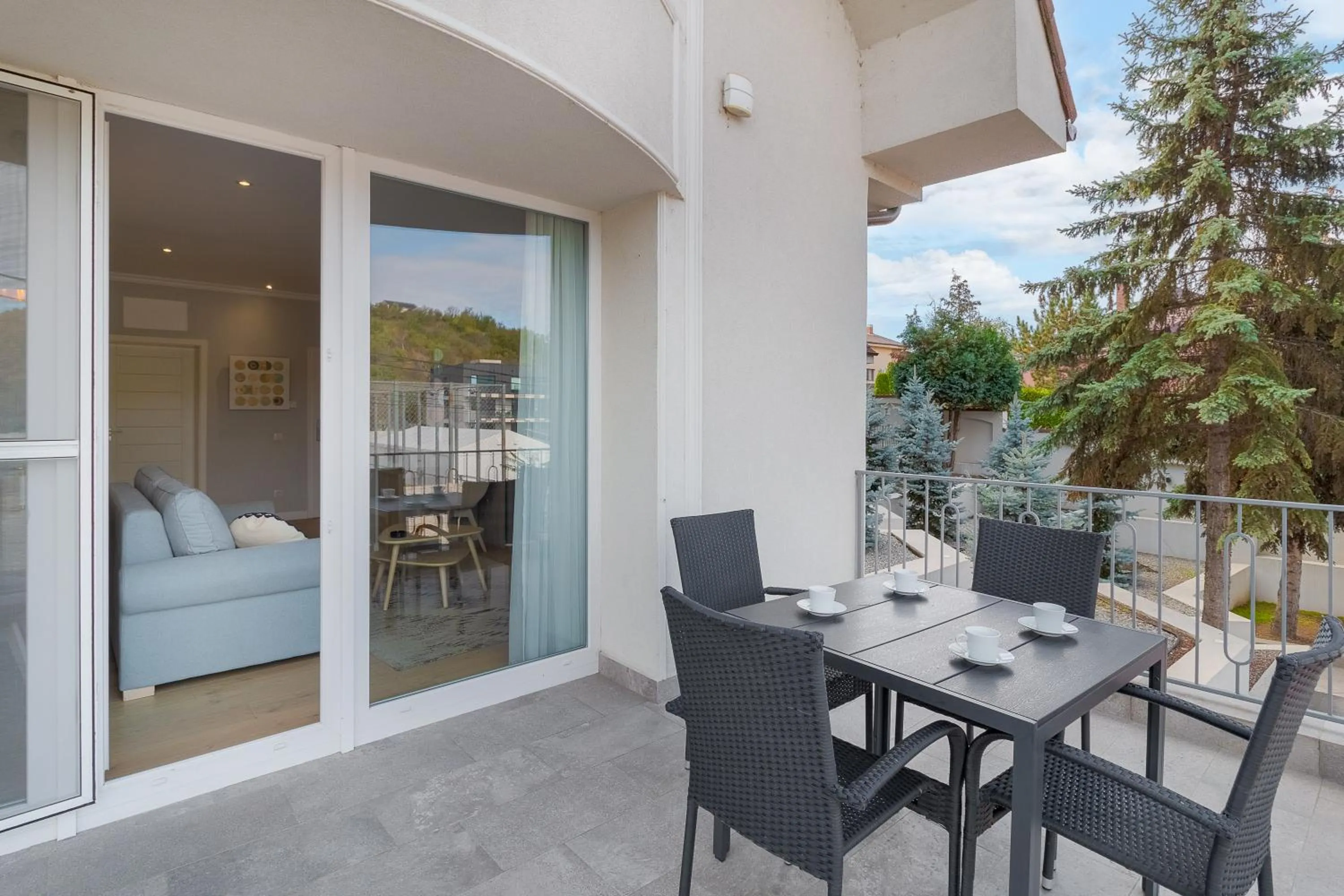 Day in Dozsa Residence