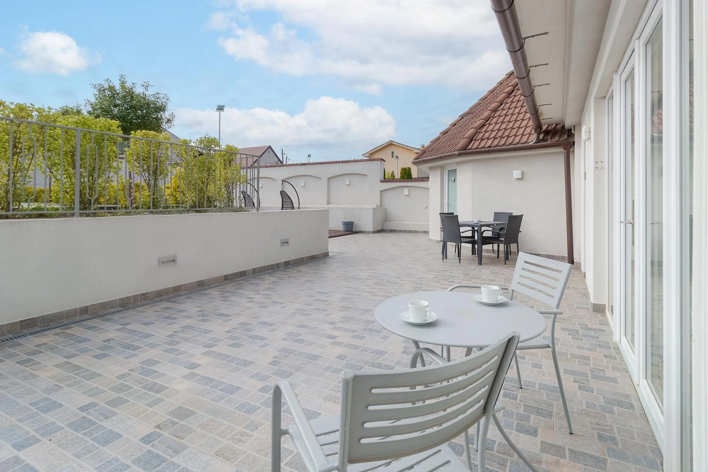 Day in Dozsa Residence