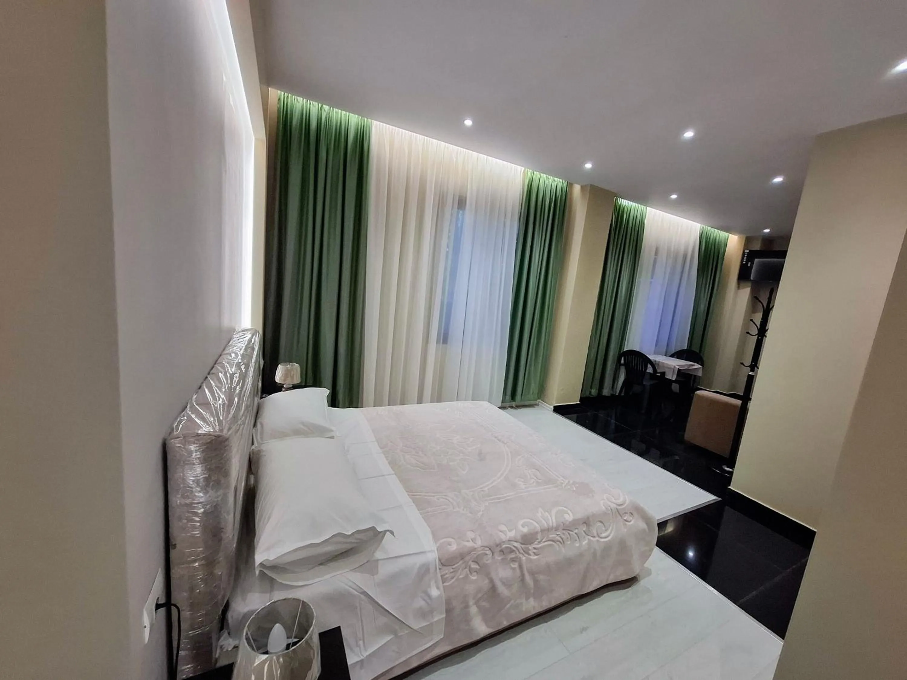 Bed in CityCenterHotel Shkoder