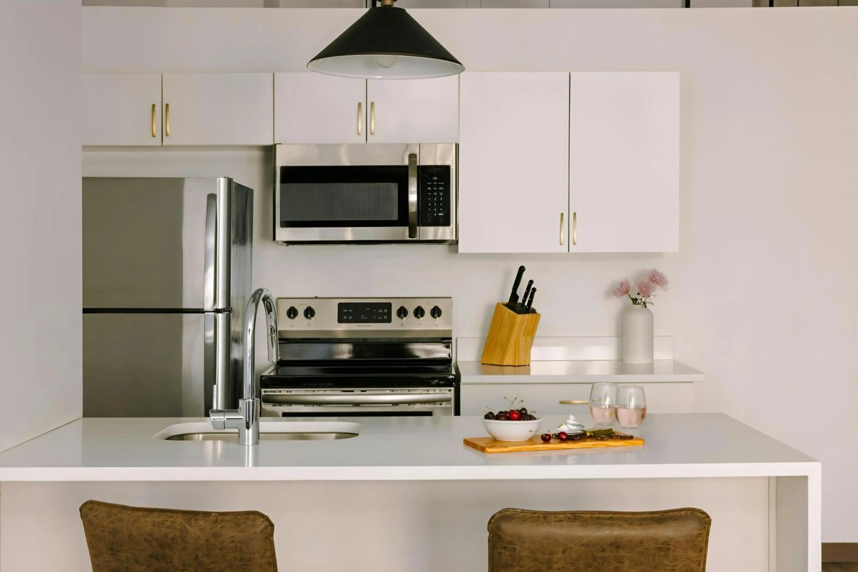 Kitchen or kitchenette in Sonder by Marriott Bonvoy Gabriel Richard Apartments Downtown