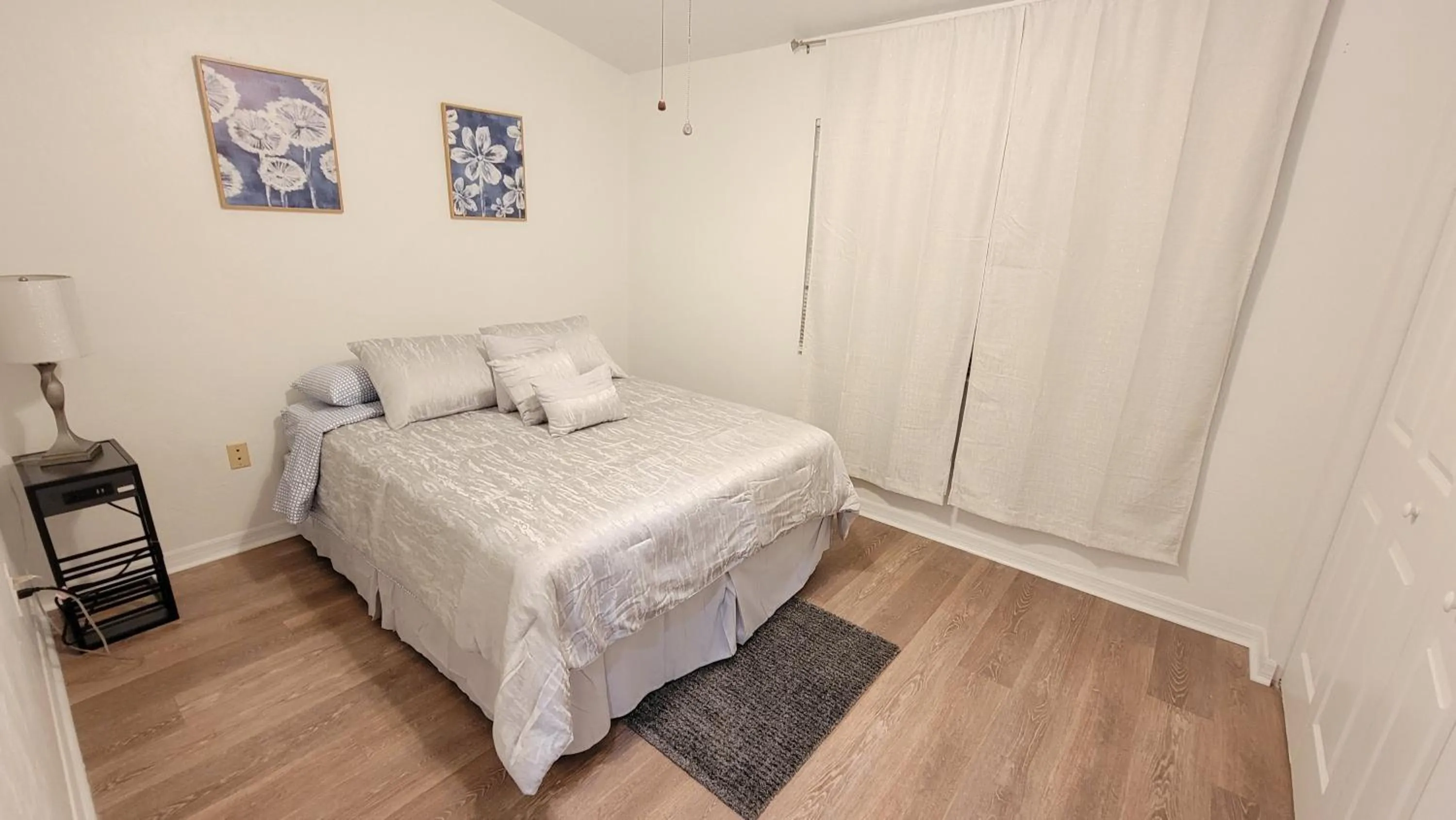 Bed in Comfortable Townhome 2BR 1-5BA - Near UF & Shopping Dining