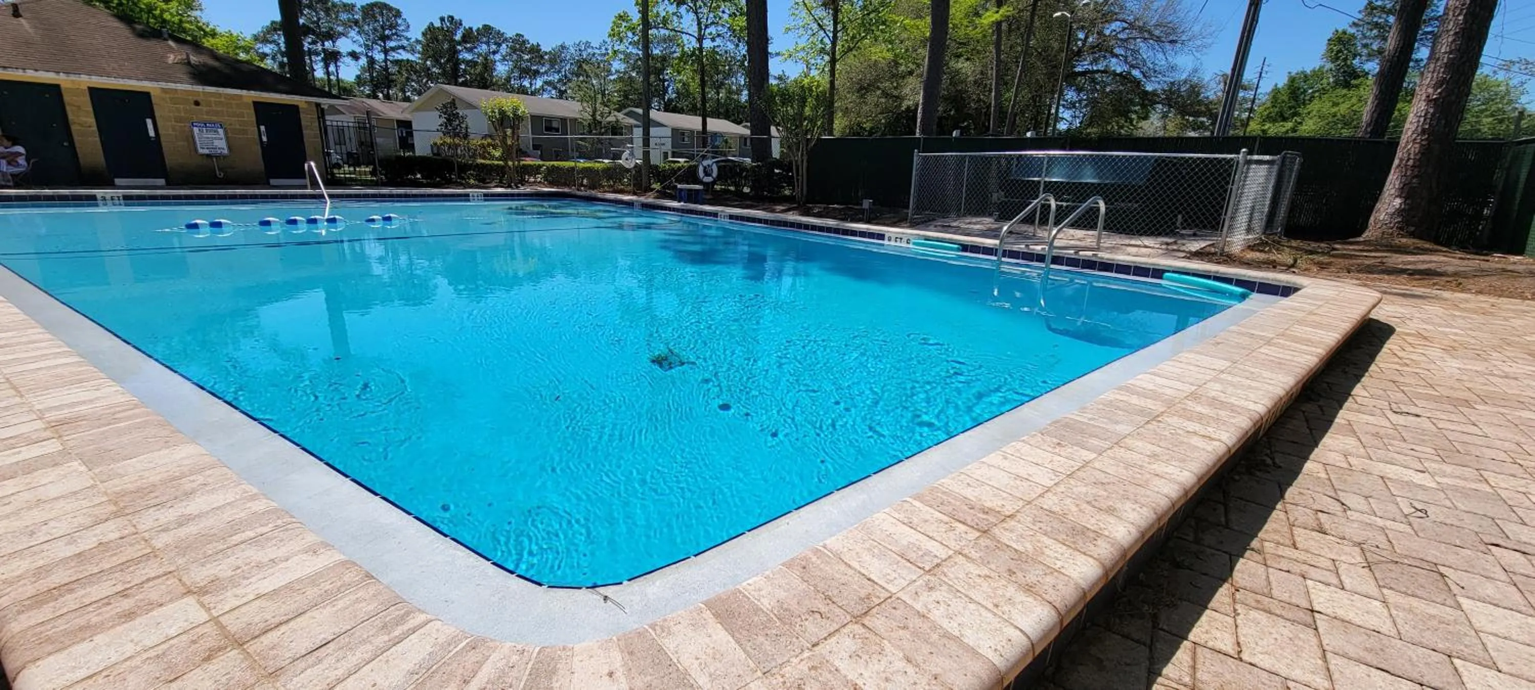 Property building in Comfortable Townhome 2BR 1-5BA - Near UF & Shopping Dining