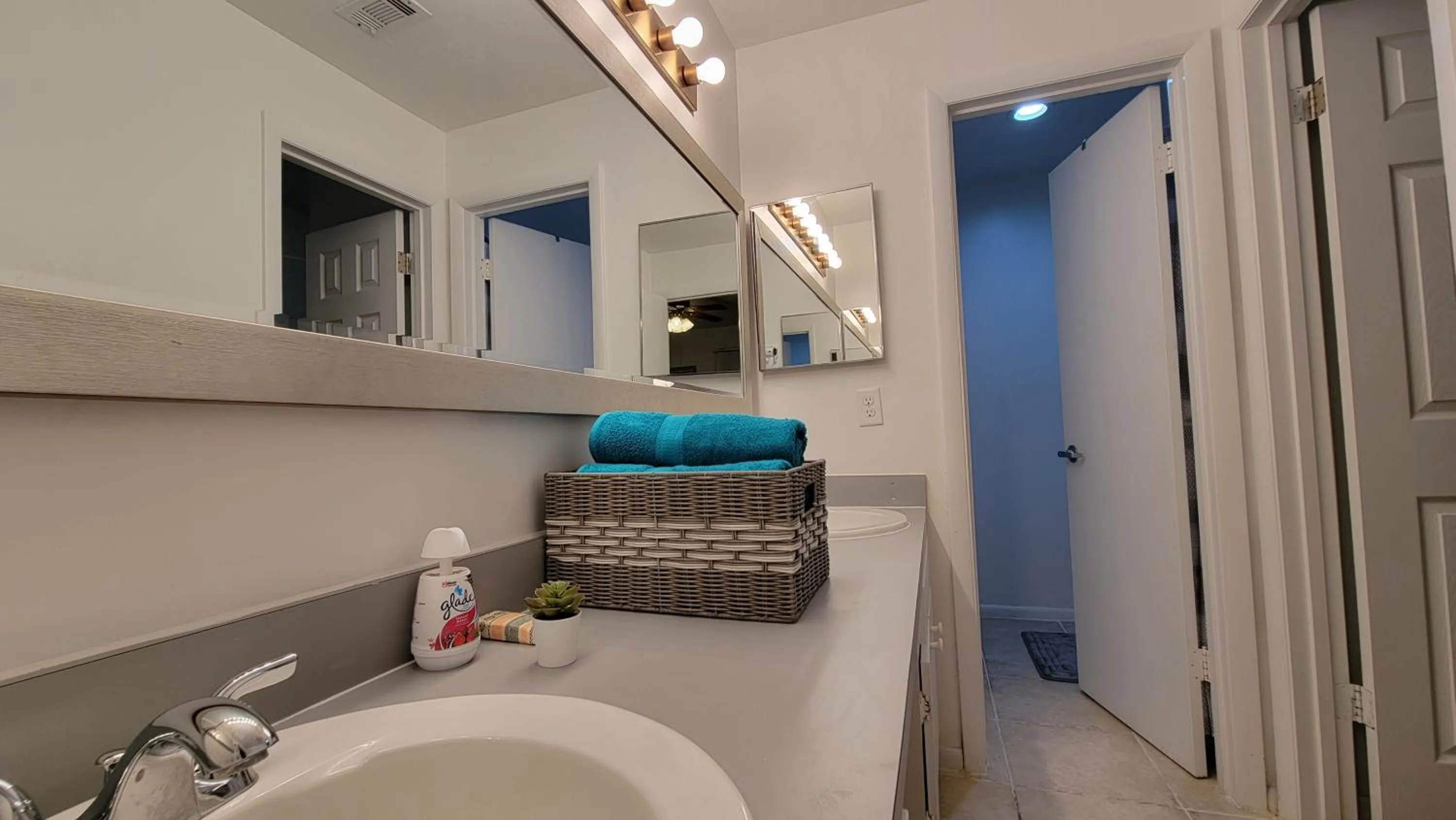 Bathroom in Comfortable Townhome 2BR 1-5BA - Near UF & Shopping Dining