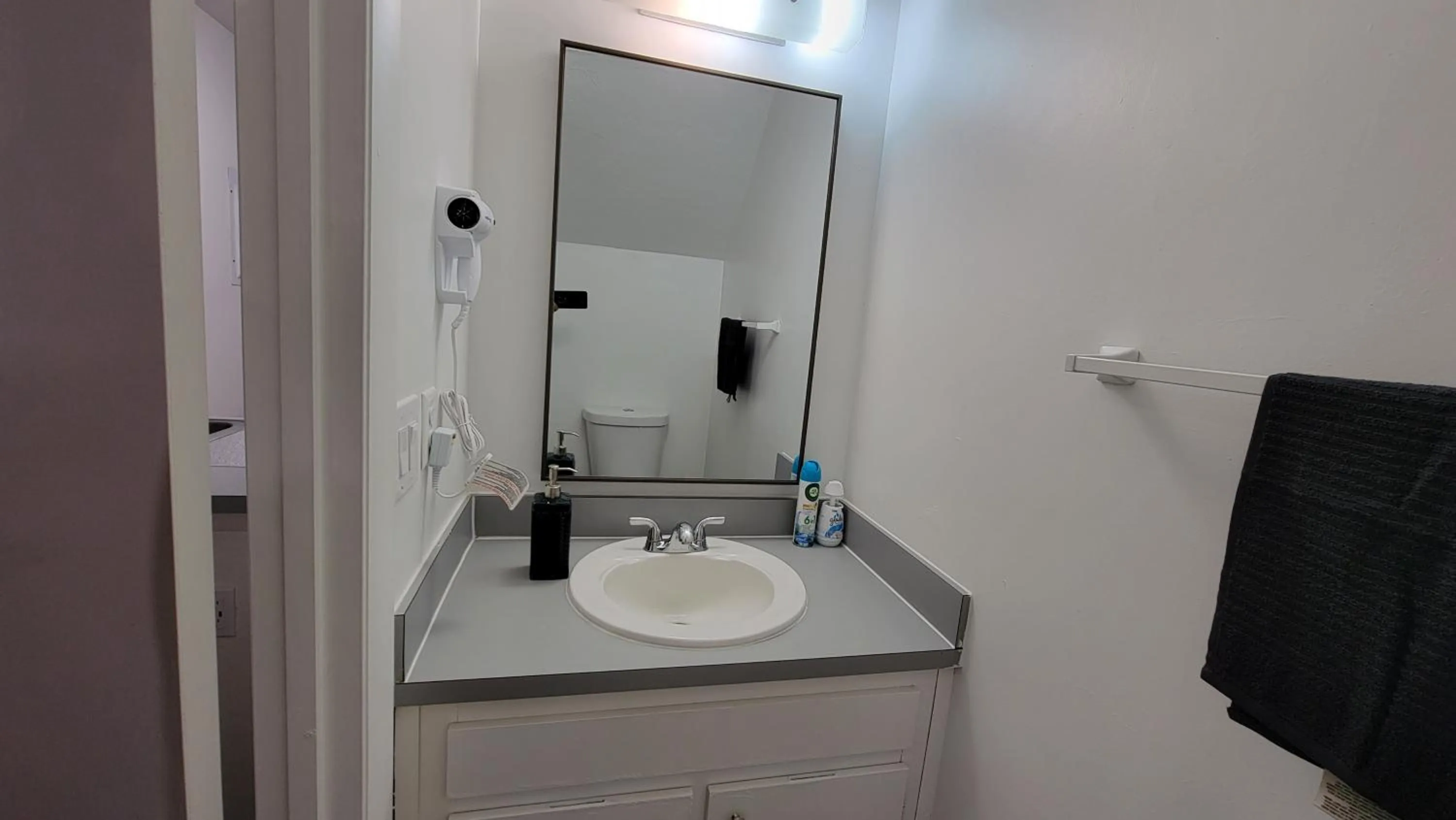 Bathroom in Comfortable Townhome 2BR 1-5BA - Near UF & Shopping Dining