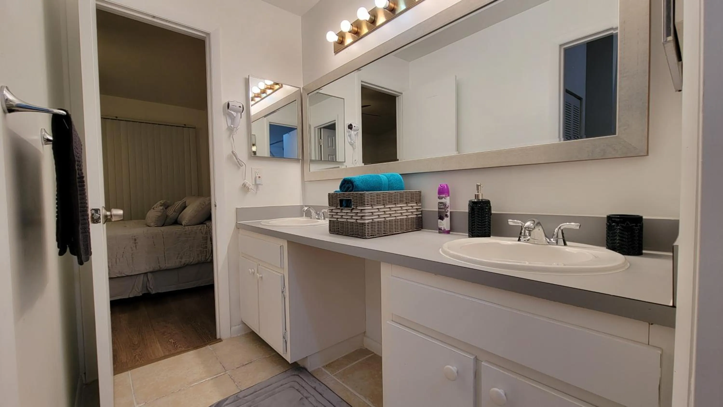 Bathroom in Comfortable Townhome 2BR 1-5BA - Near UF & Shopping Dining