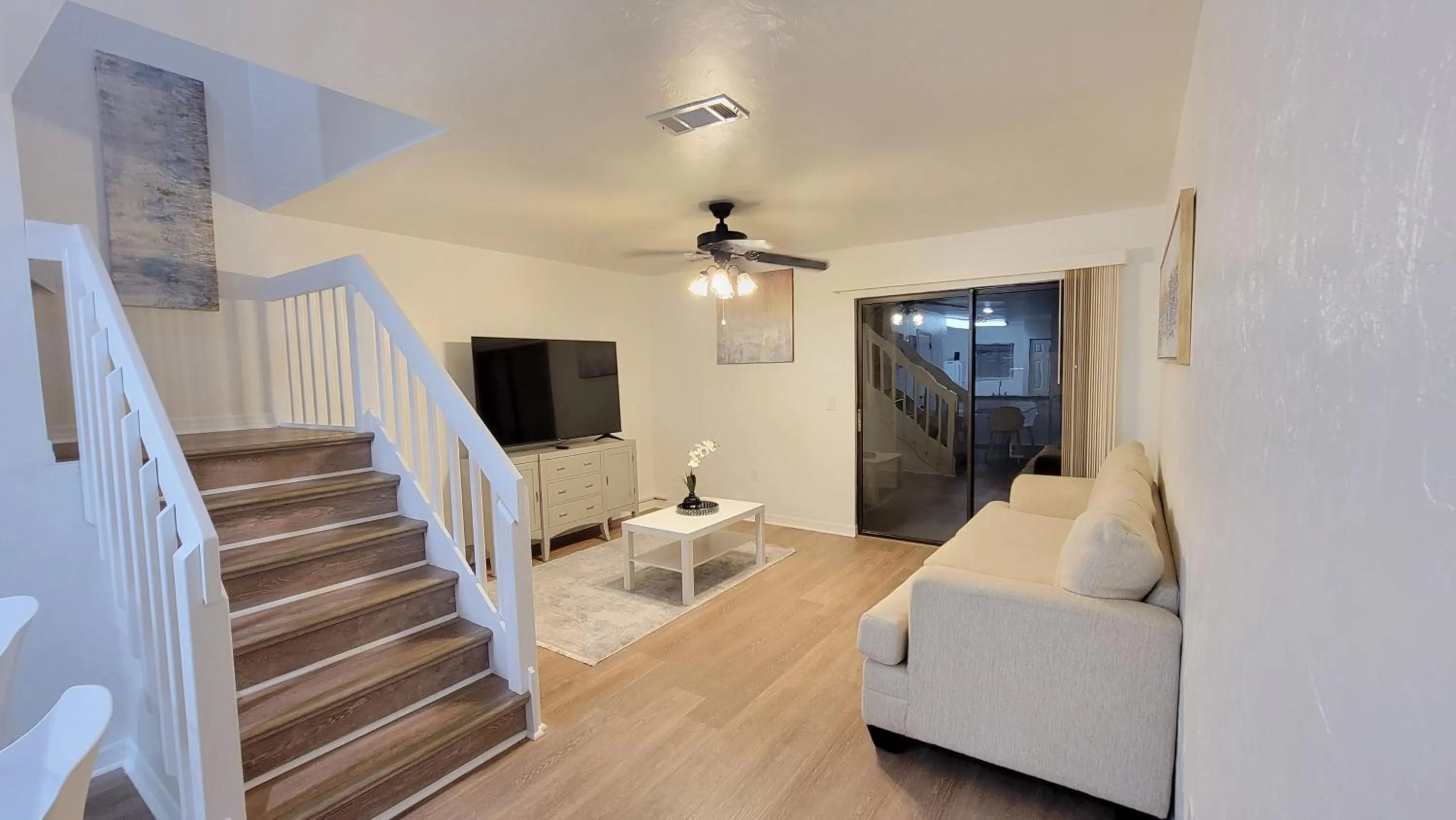 Living room in Comfortable Townhome 2BR 1-5BA - Near UF & Shopping Dining