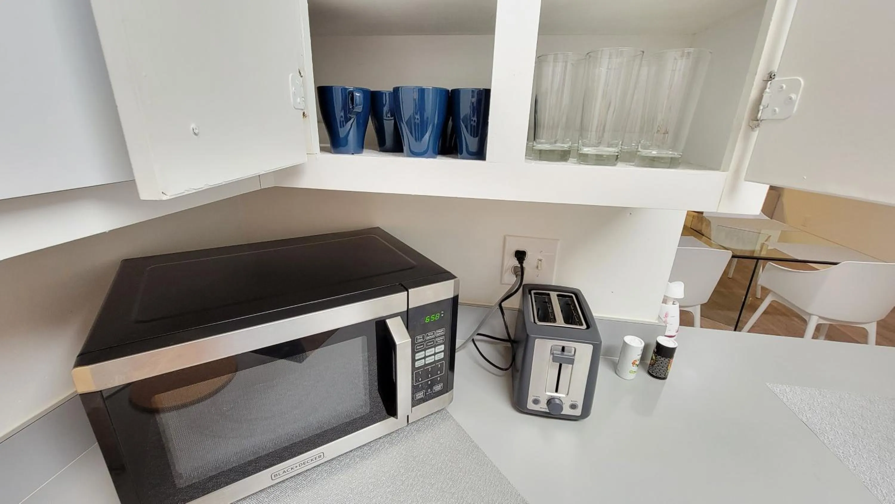 Kitchen or kitchenette in Comfortable Townhome 2BR 1-5BA - Near UF & Shopping Dining