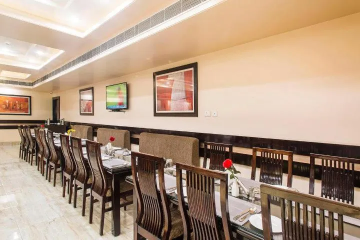 Restaurant/Places to Eat in Madhuvan Palace