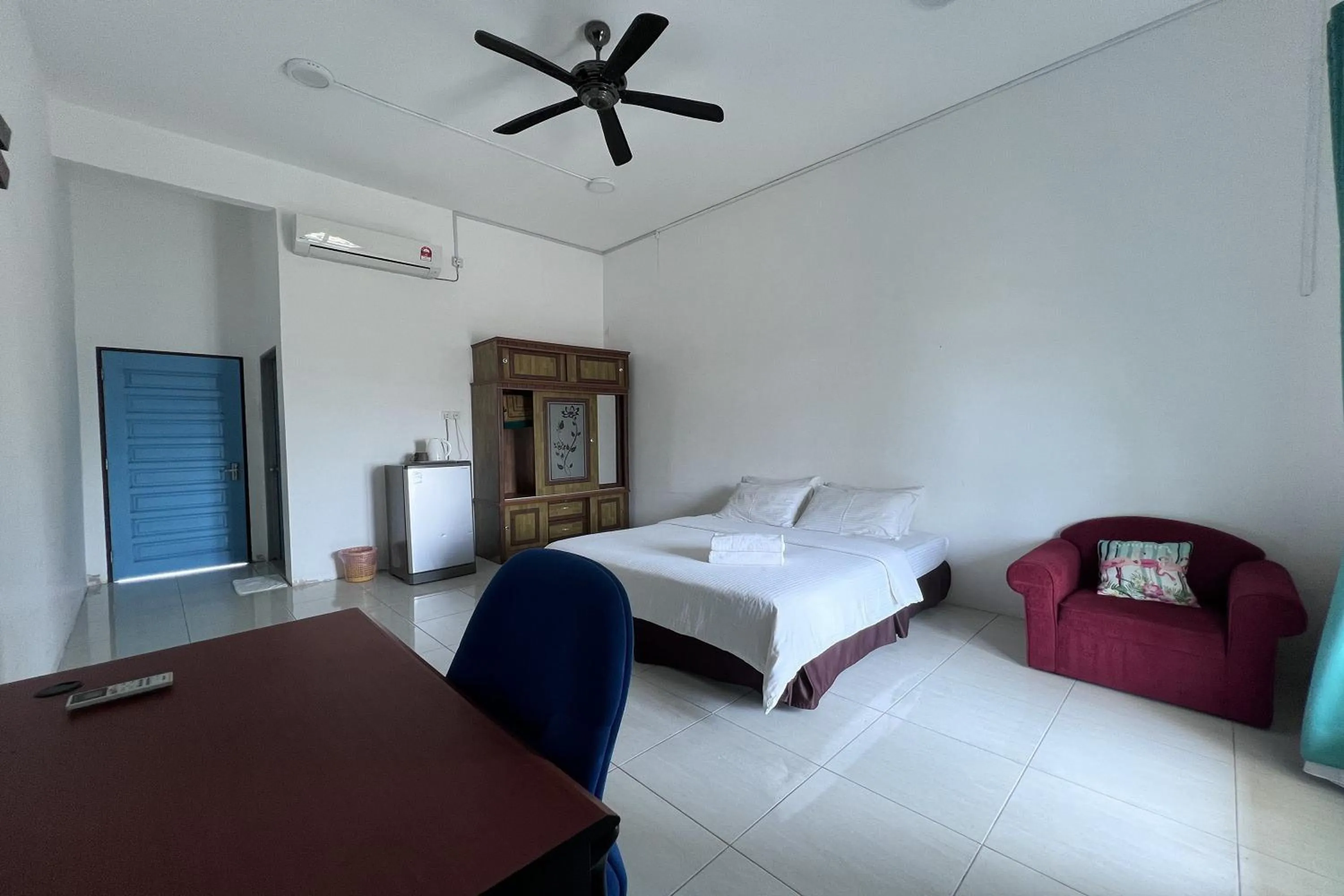 Photo of the whole room, Bed in Saujana Villa Cherok Paloh, Kuantan Beach