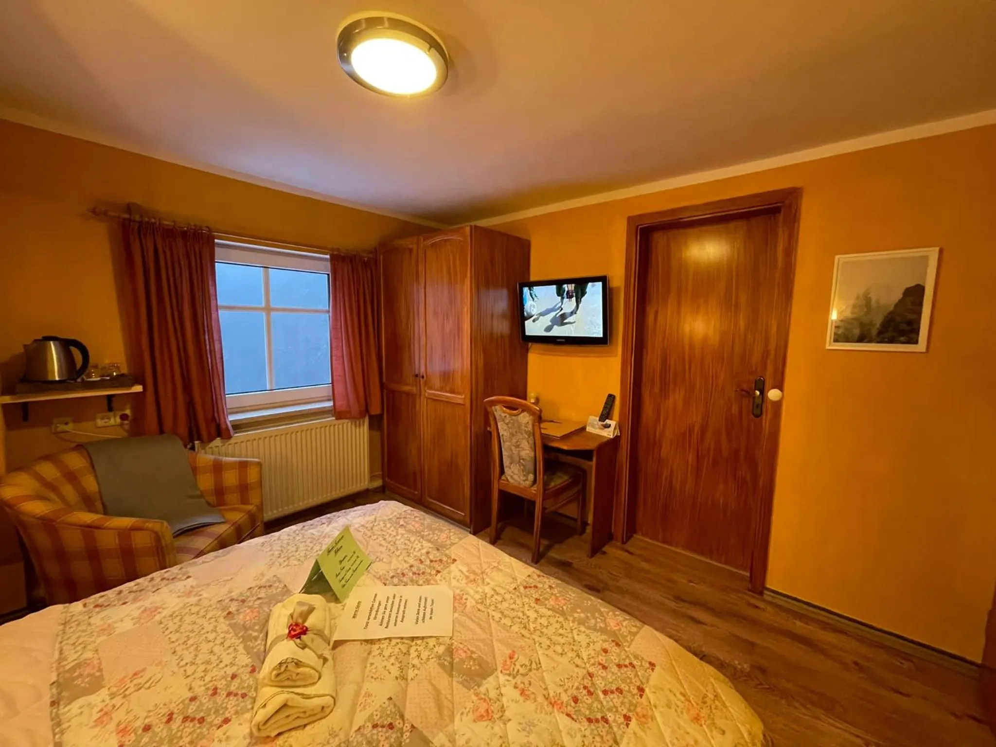 Bed in Berghotel Drei Brüder Höhe