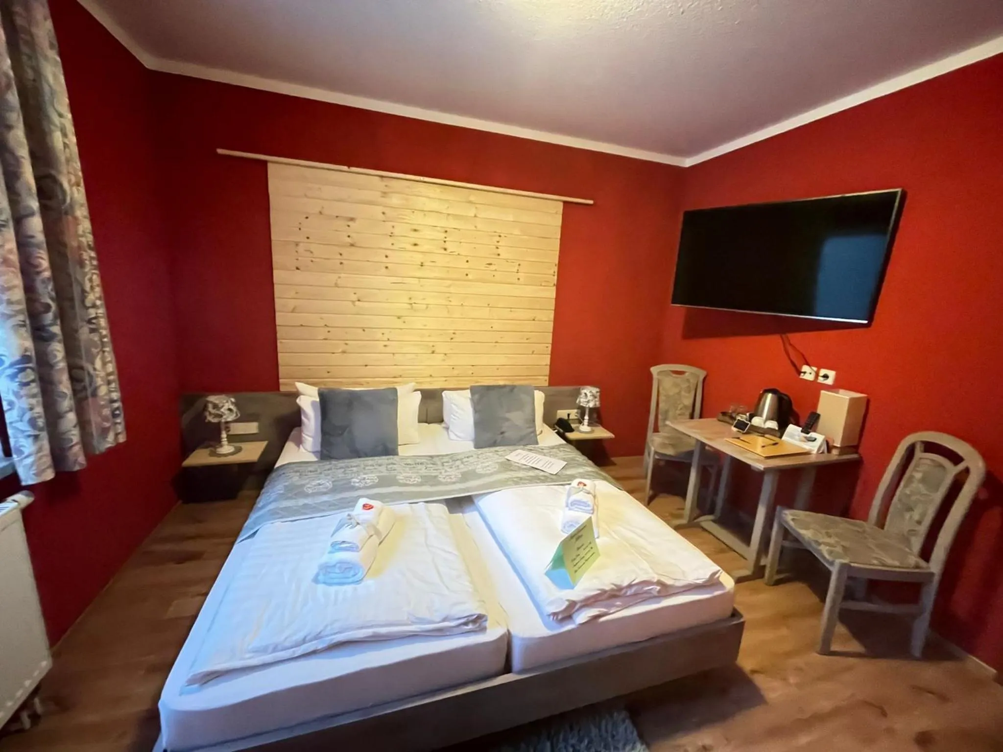 Bed in Berghotel Drei Brüder Höhe