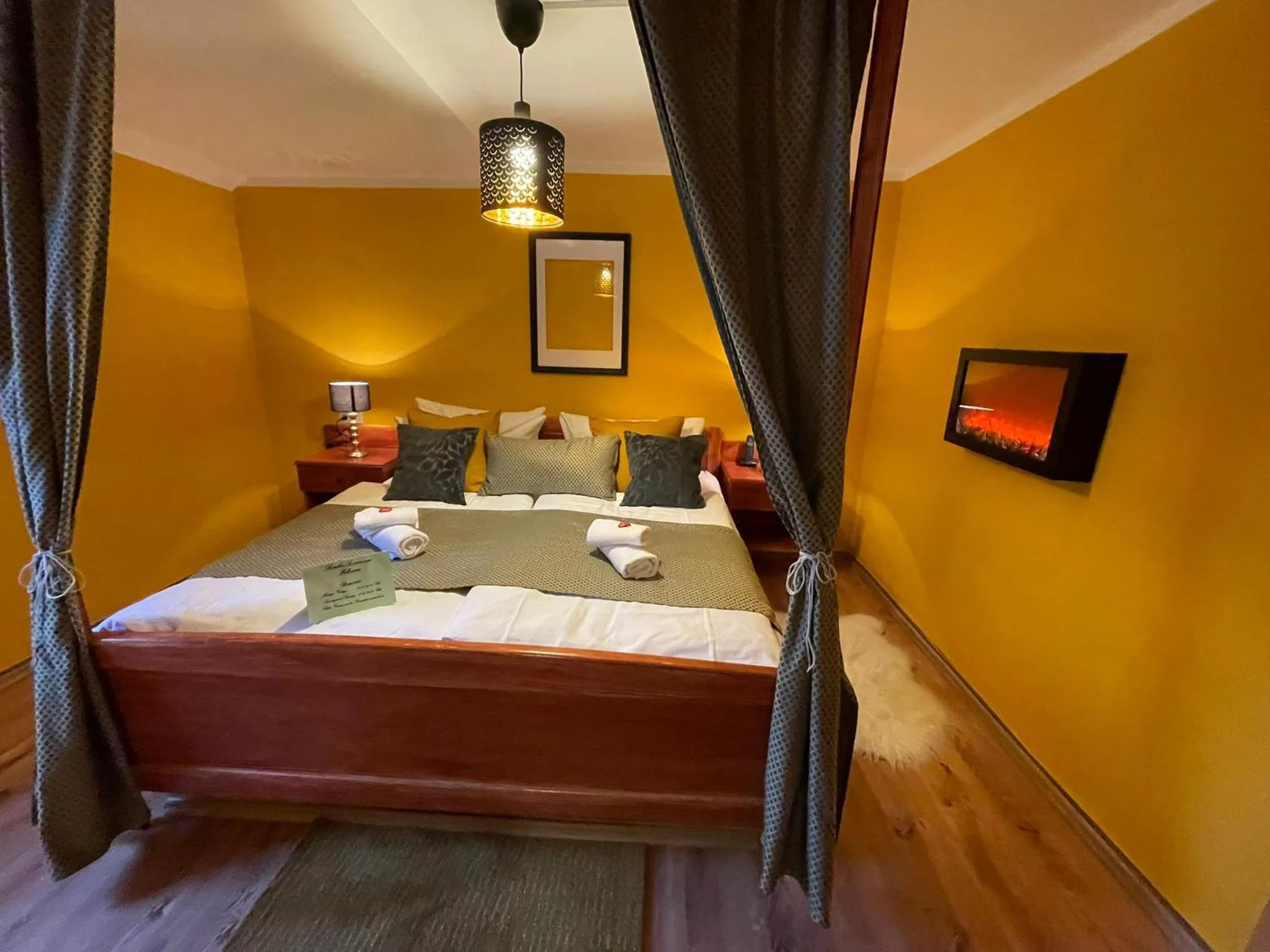 Bed in Berghotel Drei Brüder Höhe