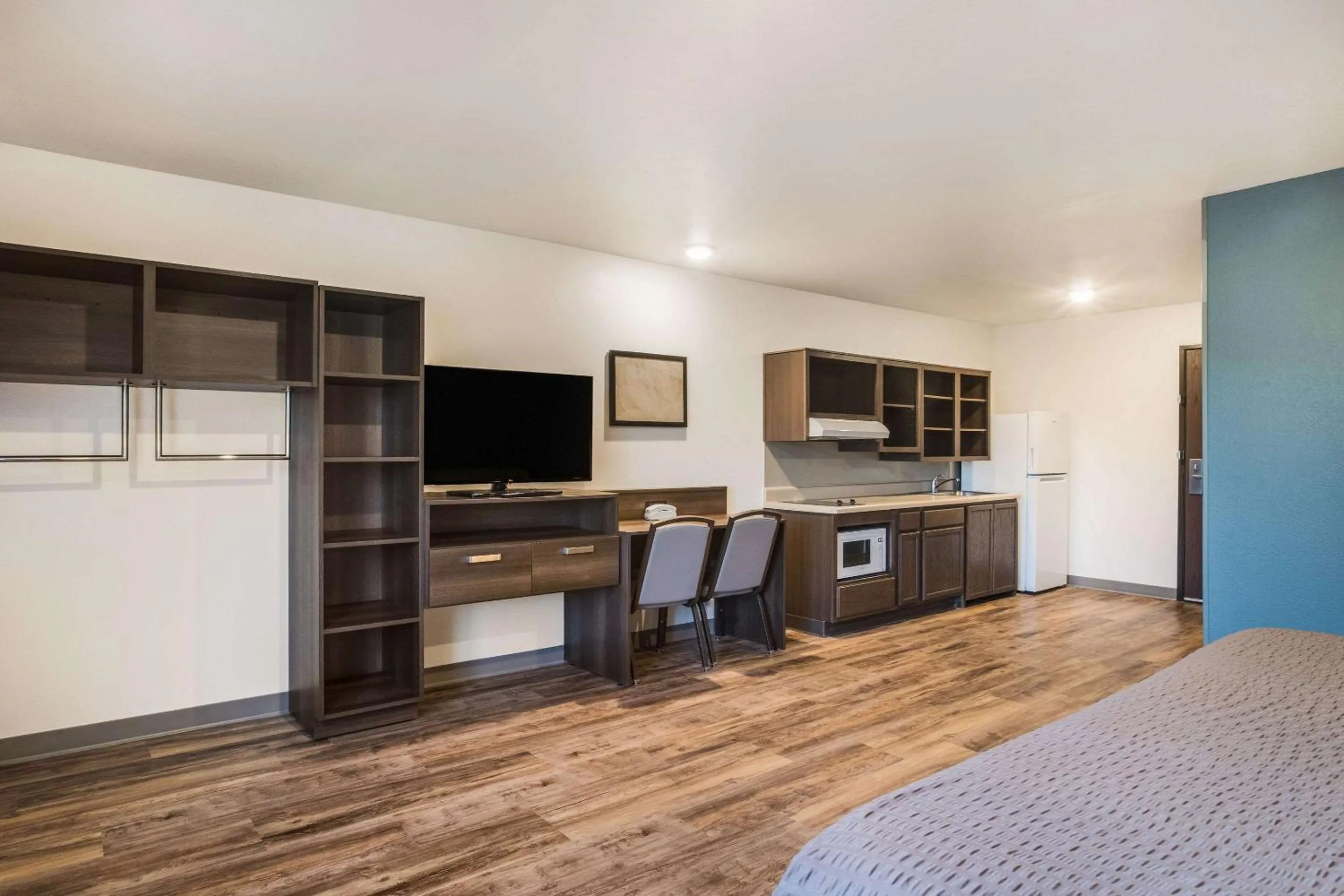 TV and multimedia in WoodSpring Suites Atlanta Newnan