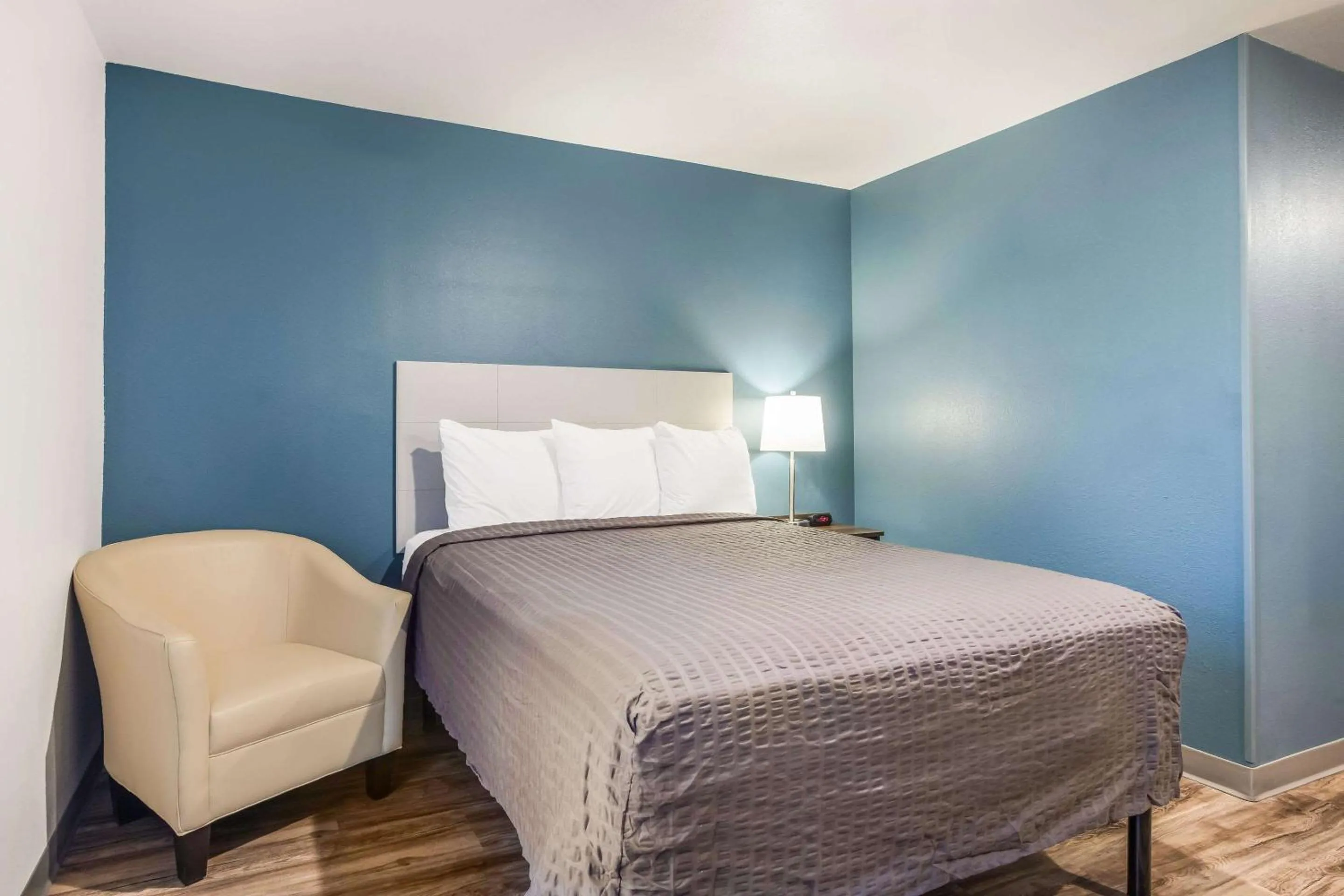 Bed in WoodSpring Suites Atlanta Newnan