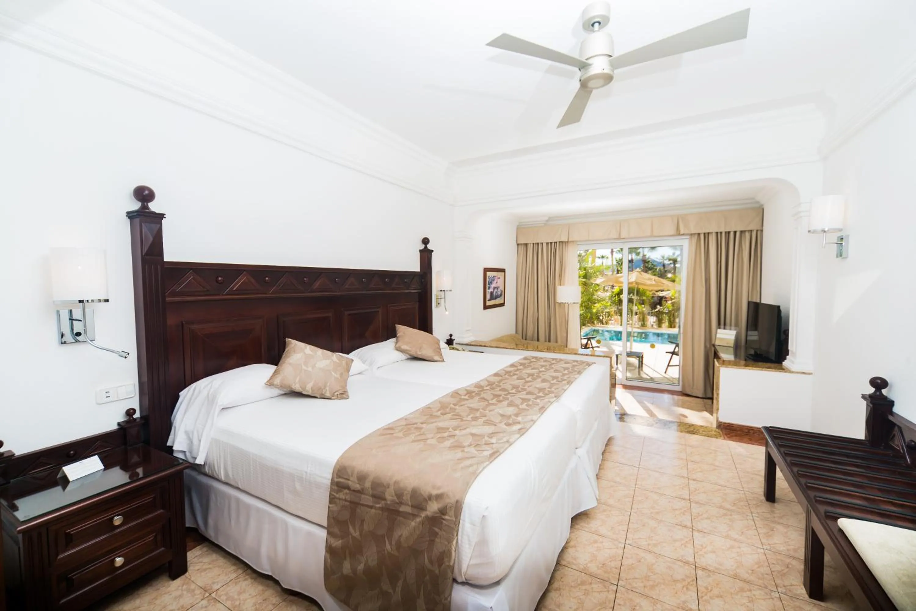 Decorative detail, Bed in Riu Palace Cabo San Lucas - All Inclusive