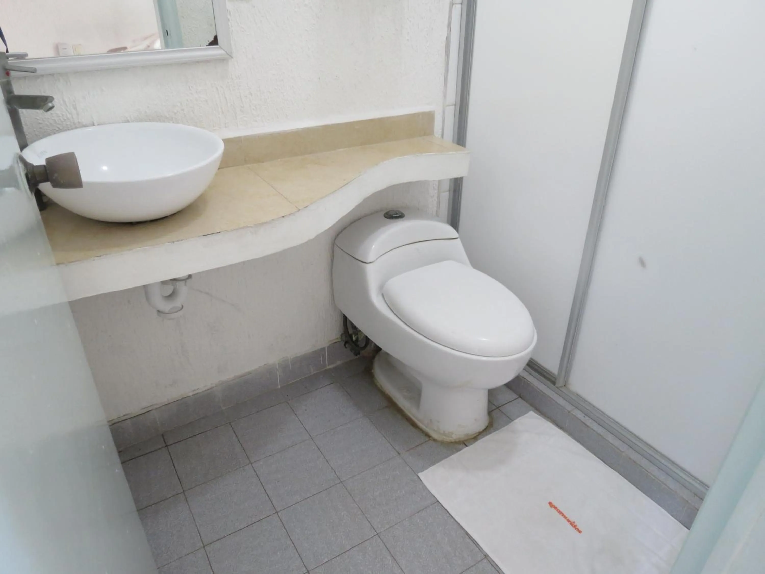 Bathroom in Hotel Albri by Rotamundos