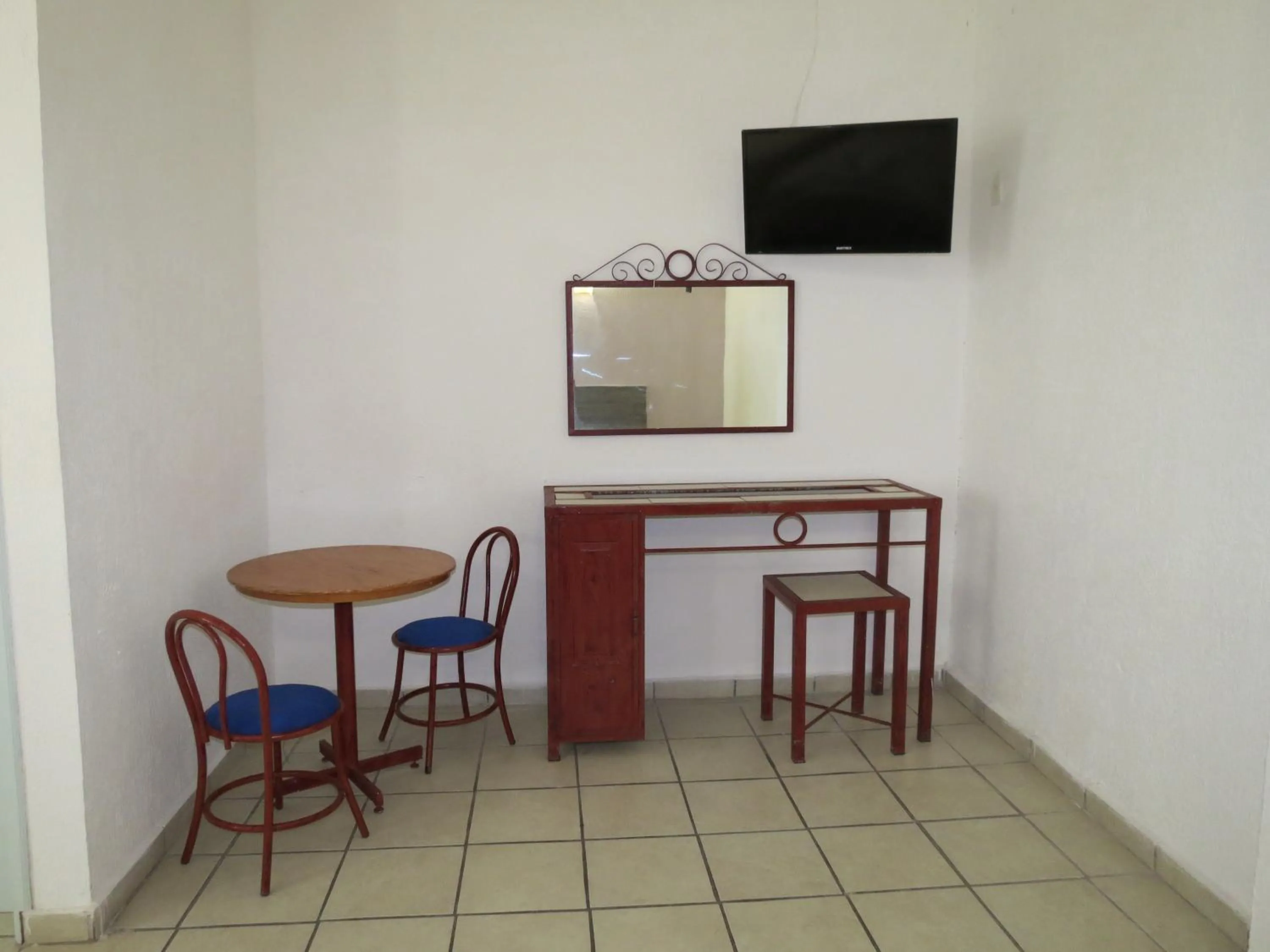 TV and multimedia in Hotel Albri by Rotamundos