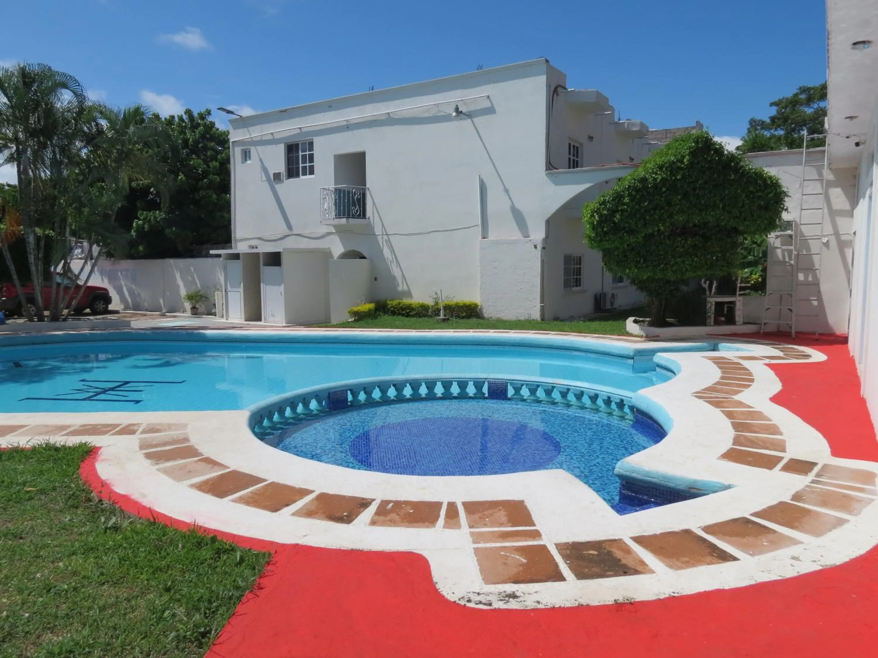 Swimming pool in Hotel Albri by Rotamundos