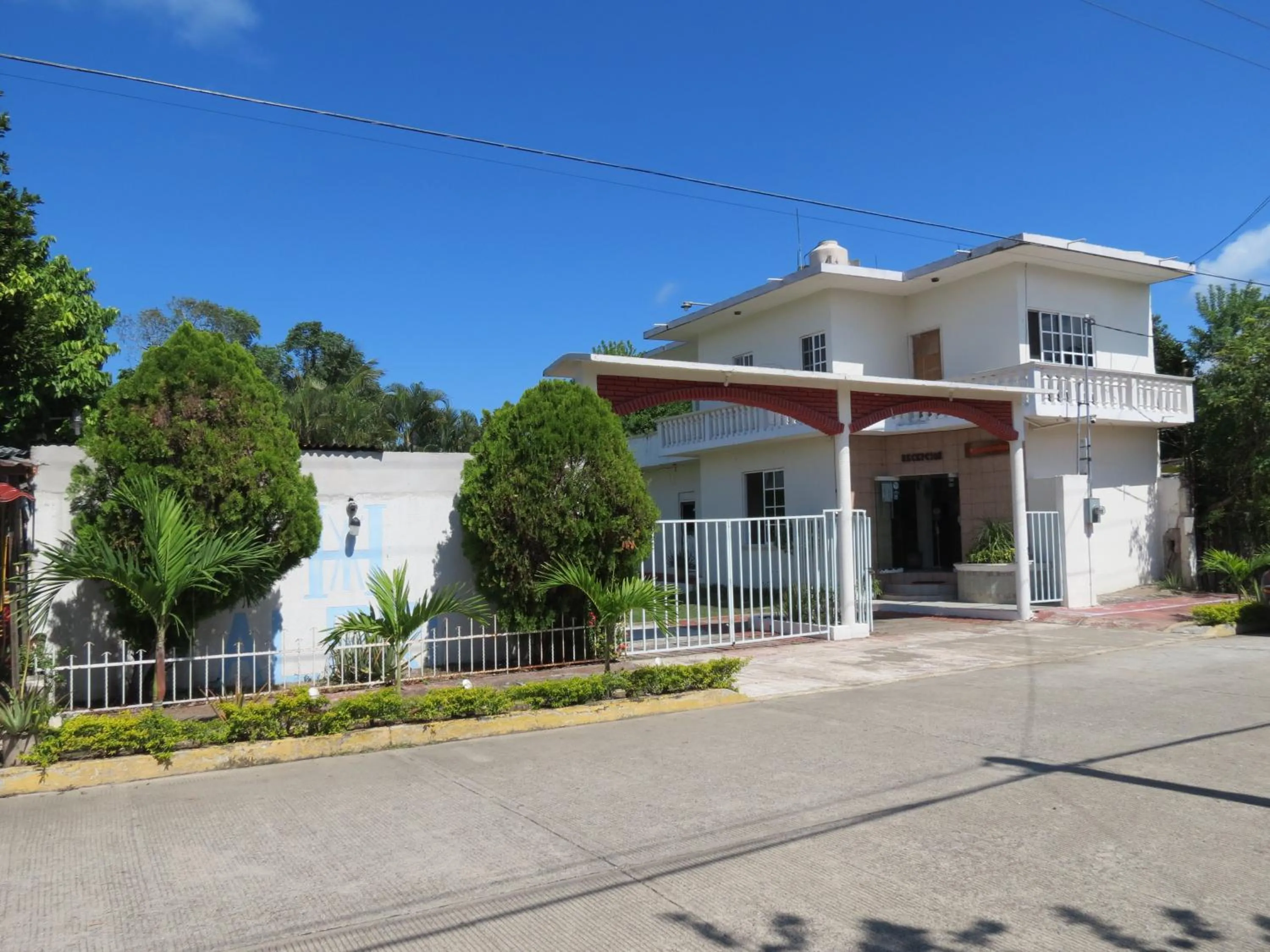 Facade/entrance in Hotel Albri by Rotamundos