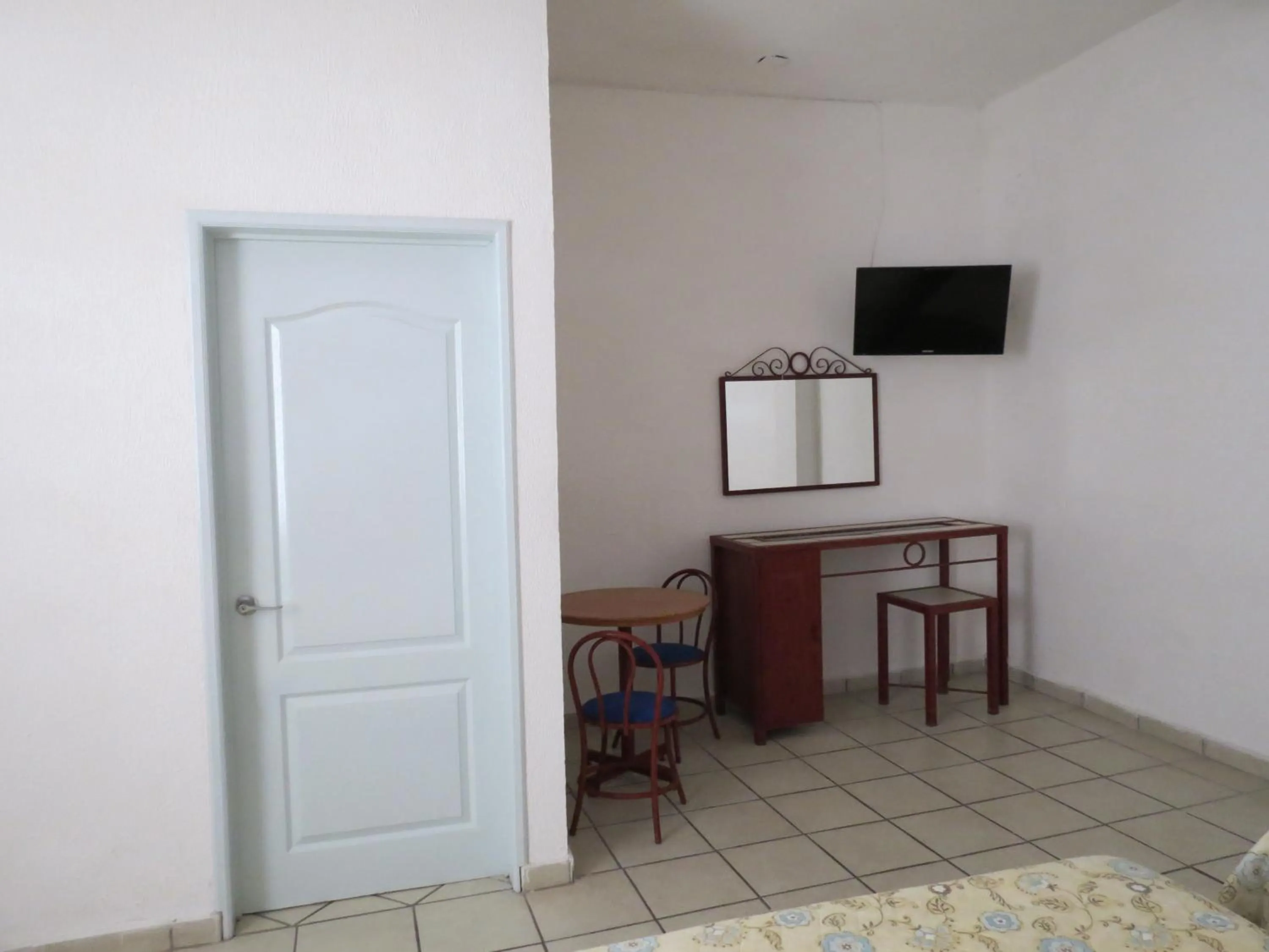 TV and multimedia in Hotel Albri by Rotamundos