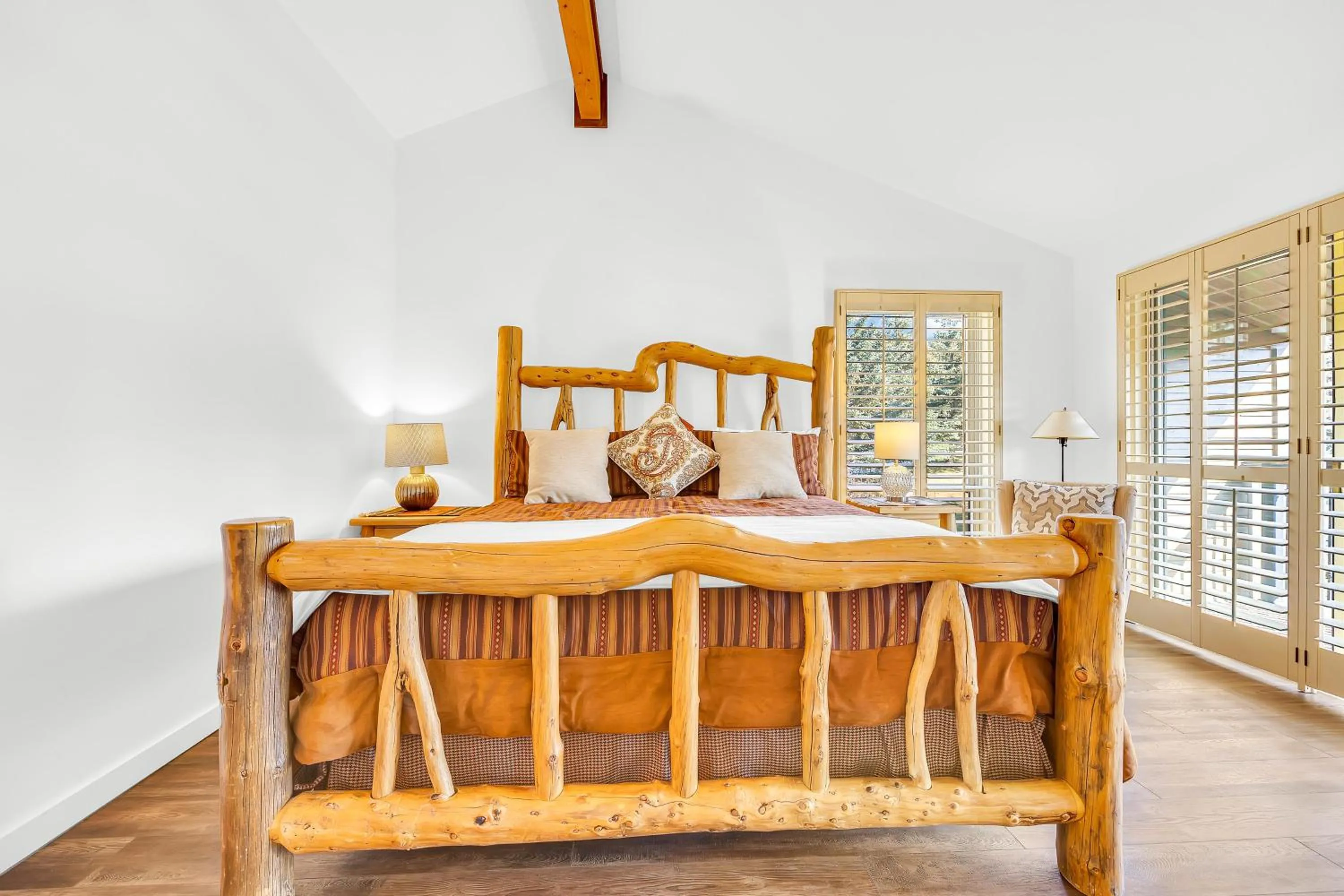 Bed in Fairway Village 2570