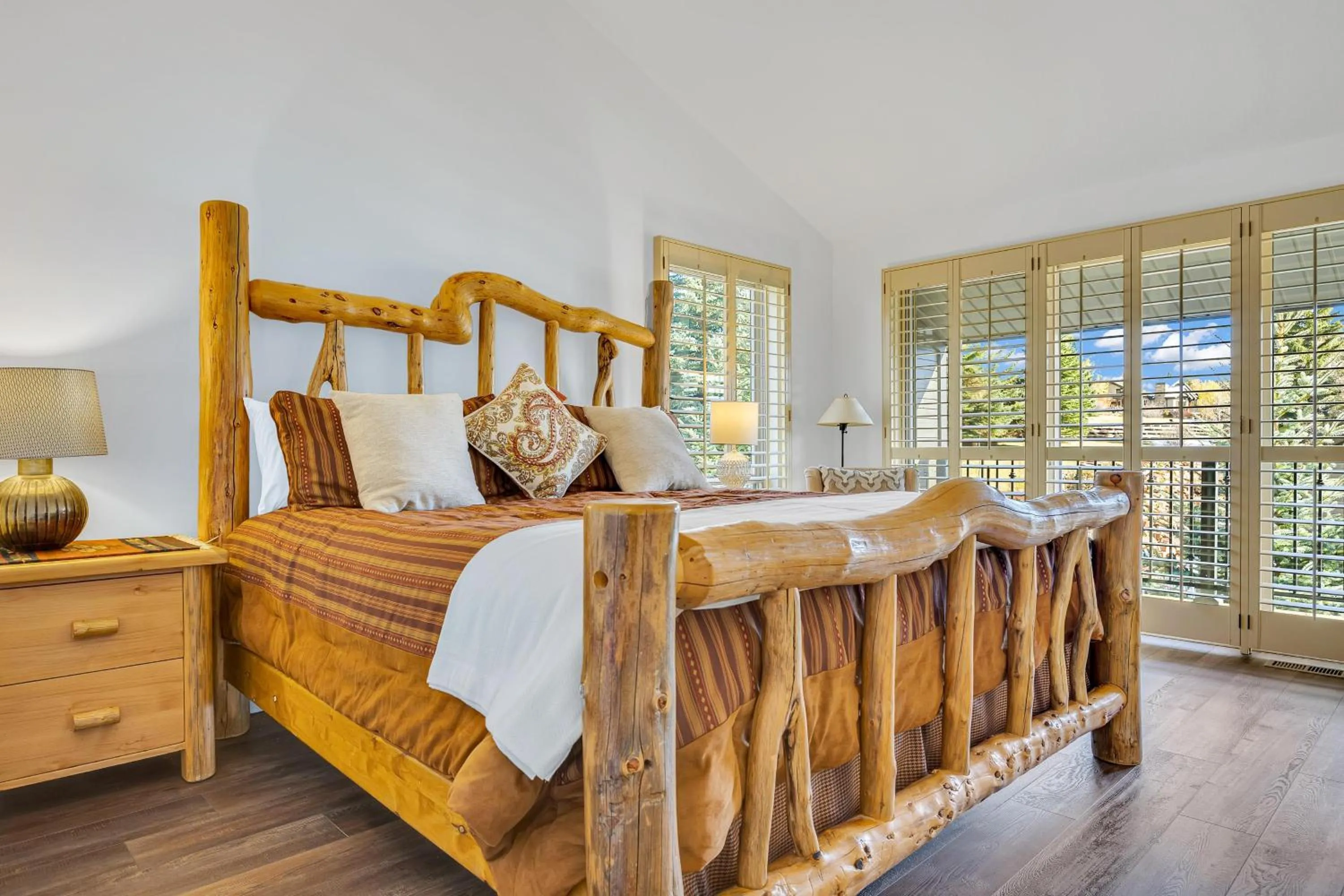 Bed in Fairway Village 2570