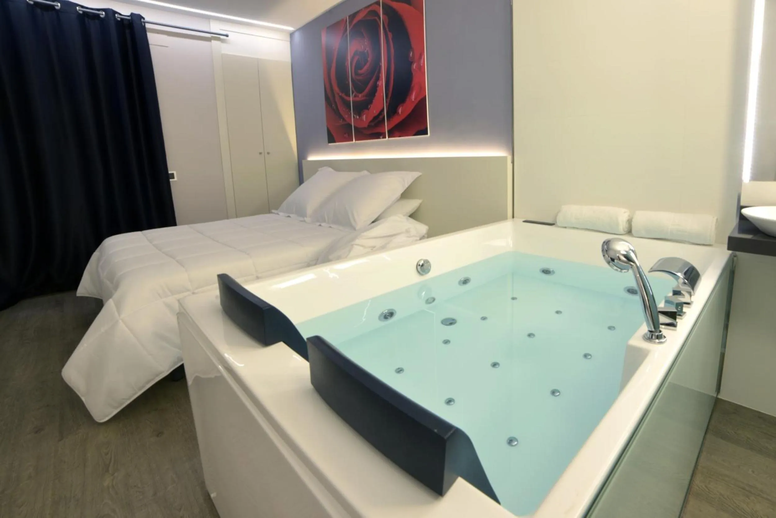 Hot Tub, Bed in Alcalá del Jucar Hotel Pelayo